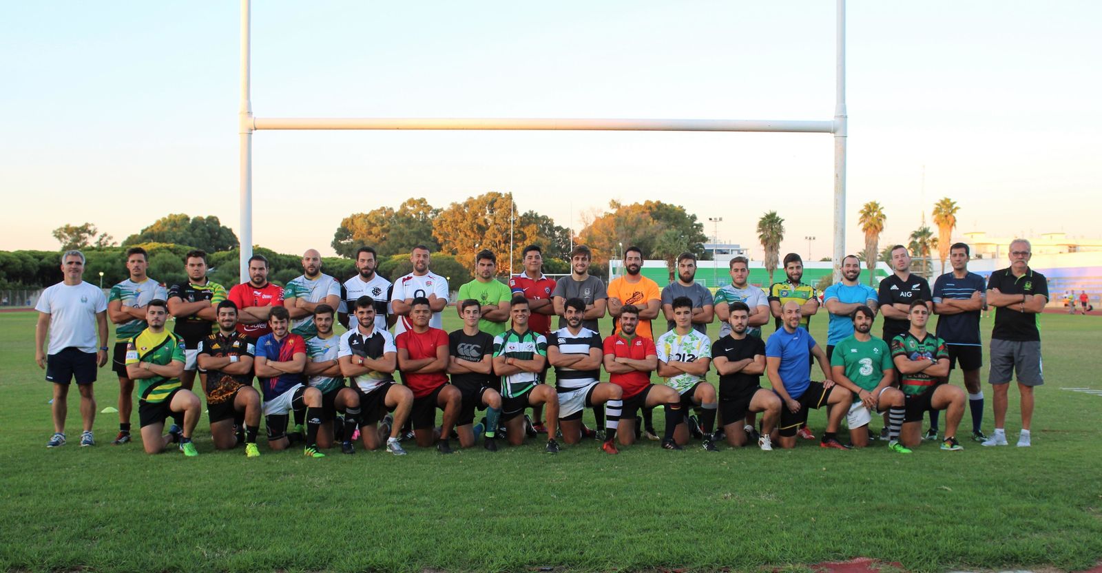 La primera plantilla del Club de Rugby Atlético Portuense posa en las instalaciones de la Ciudad Deportiva de El Puerto.
