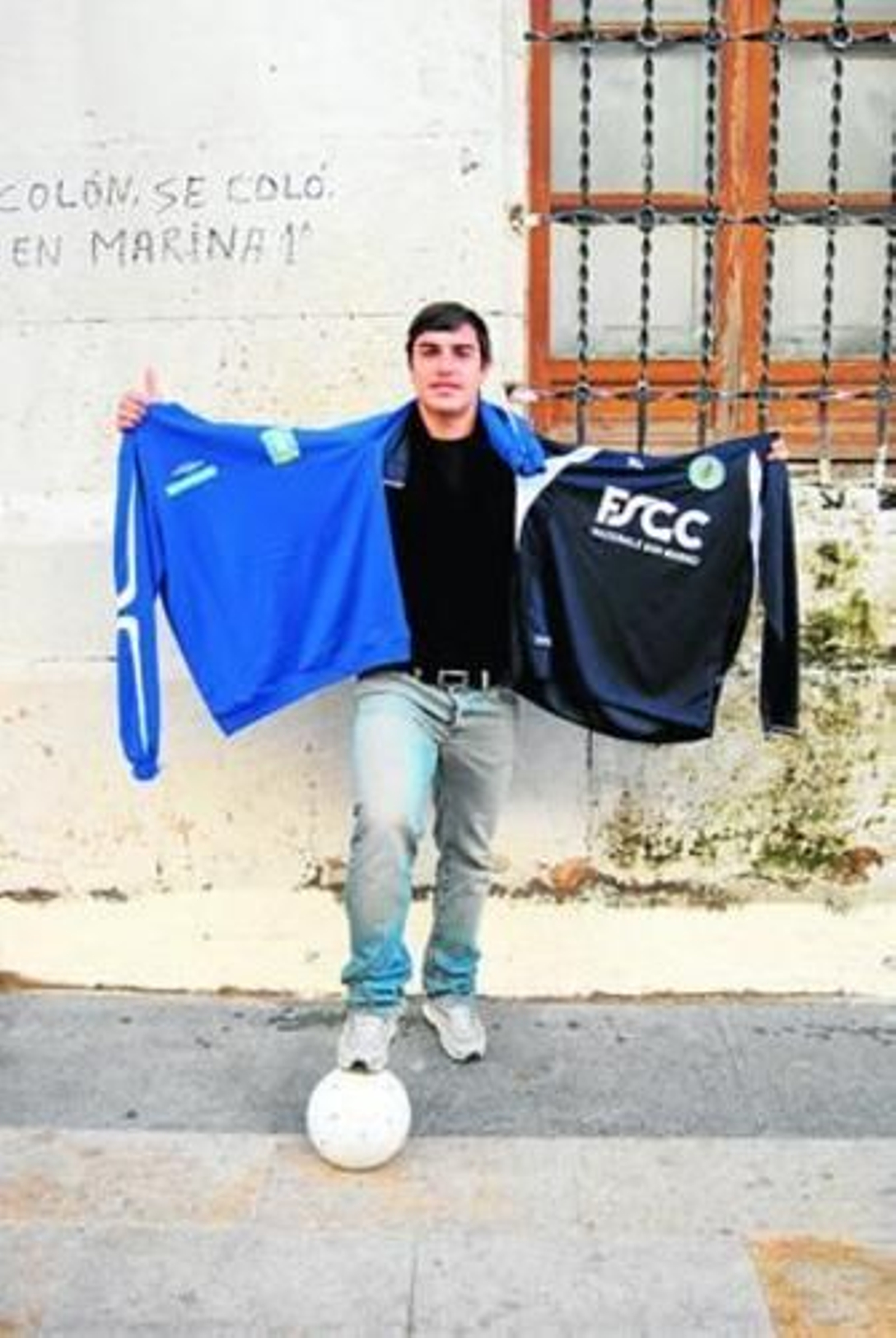 Con sus dos equipaciones.