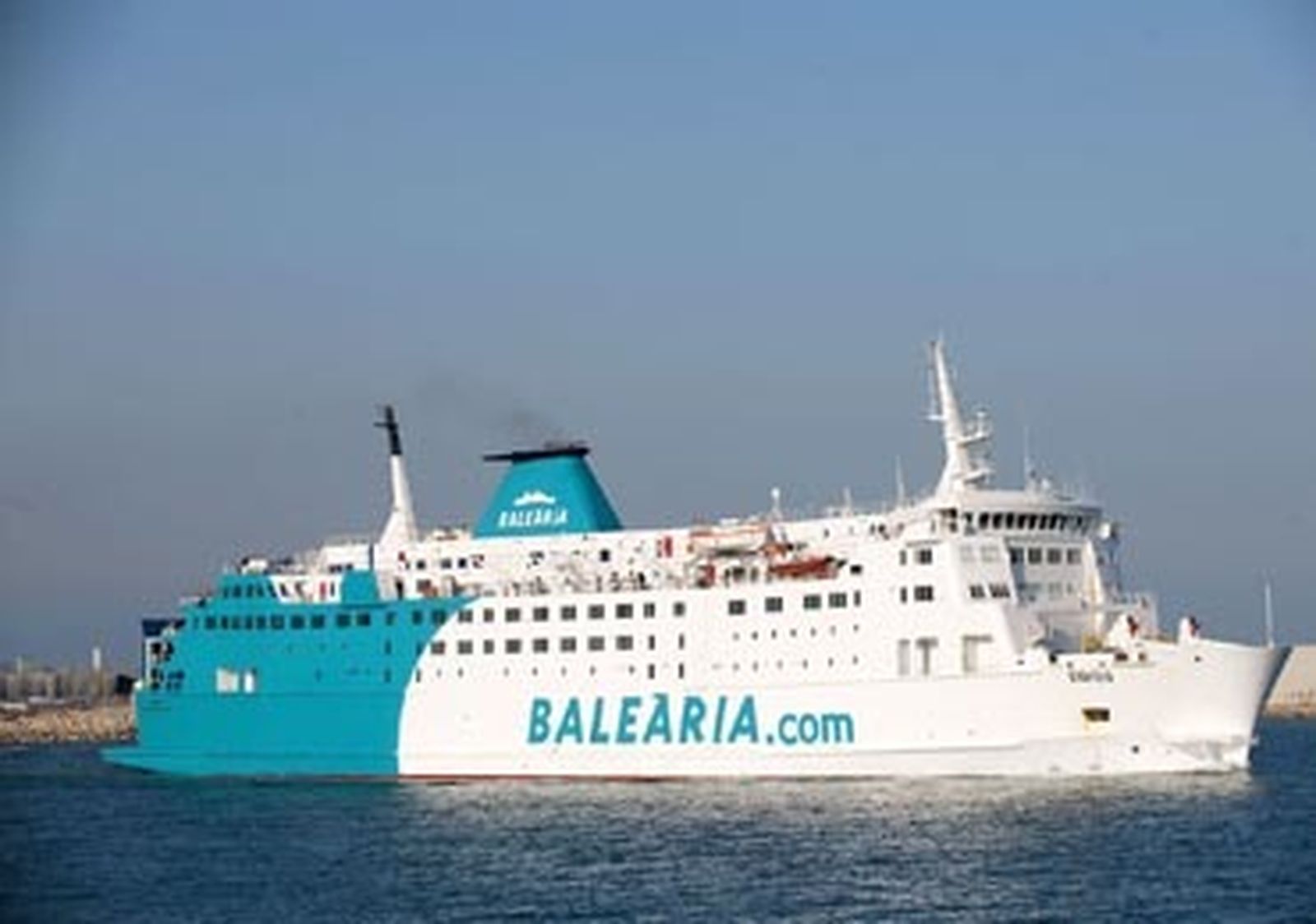 El 'Poeta López Anglada' es el único ferry que ha salido durante el temporal de poniente