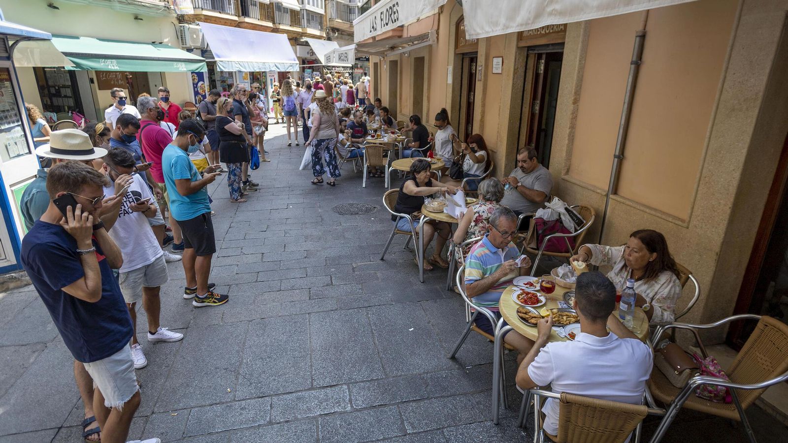 La ‘tradicional’ fila de clientes esperando mesa en la freiduría Las Flores.