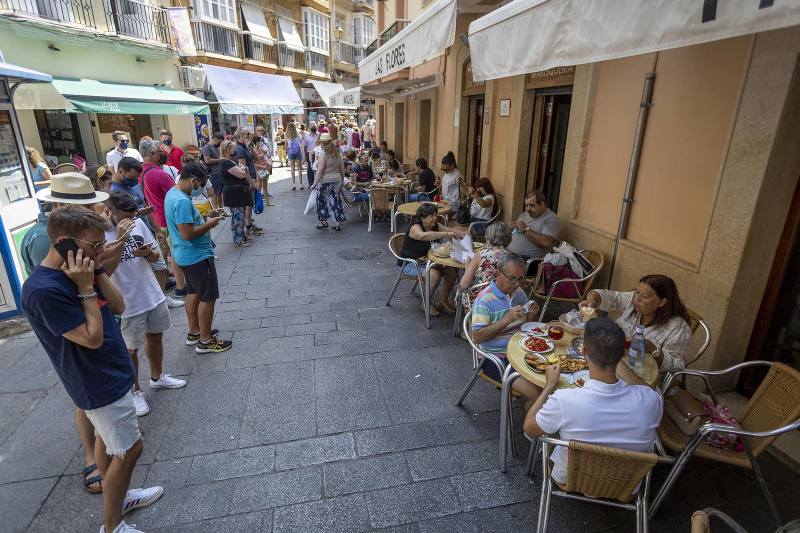 La ‘tradicional’ fila de clientes esperando mesa en la freiduría Las Flores.
