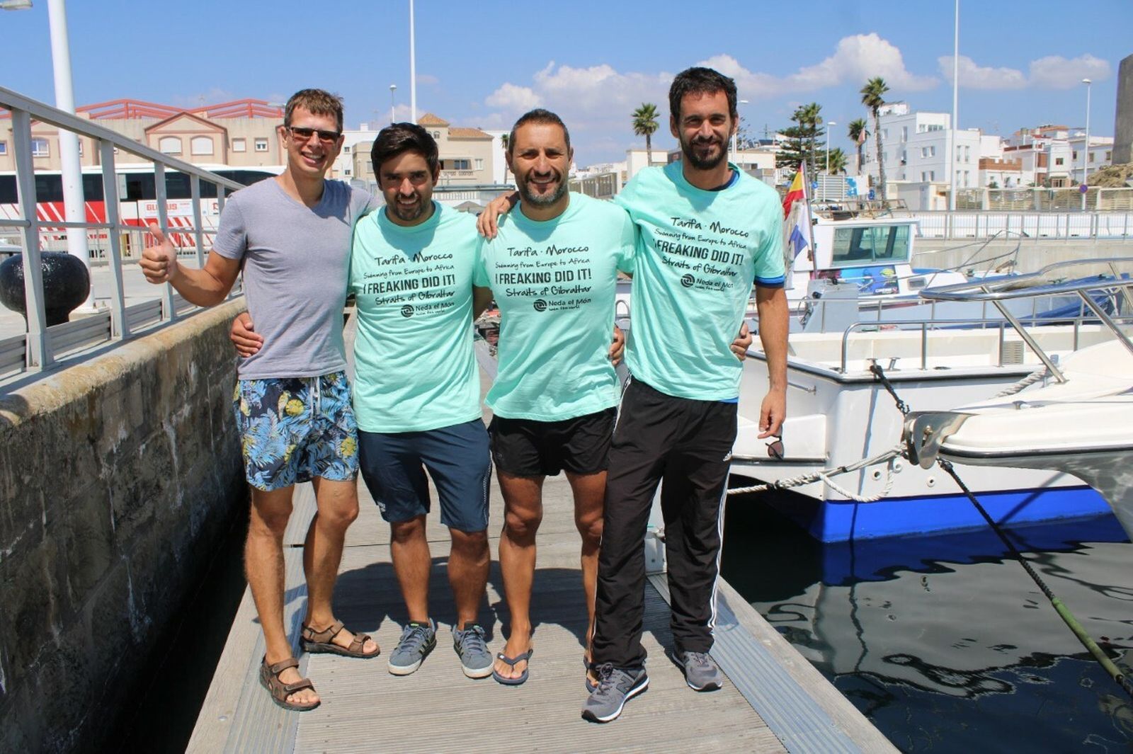 Los cuatro deportistas, tras cruzar el Estrecho, en Tarifa.