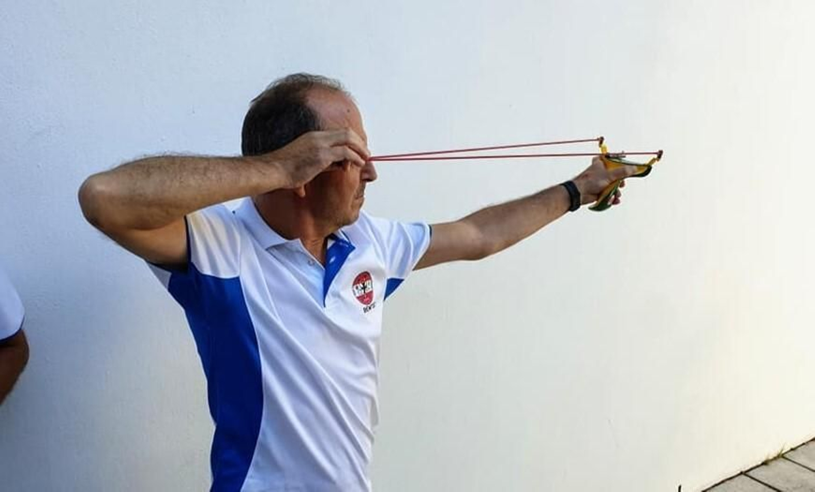Imagen de archivo de un hombre practicando con el tirachinas