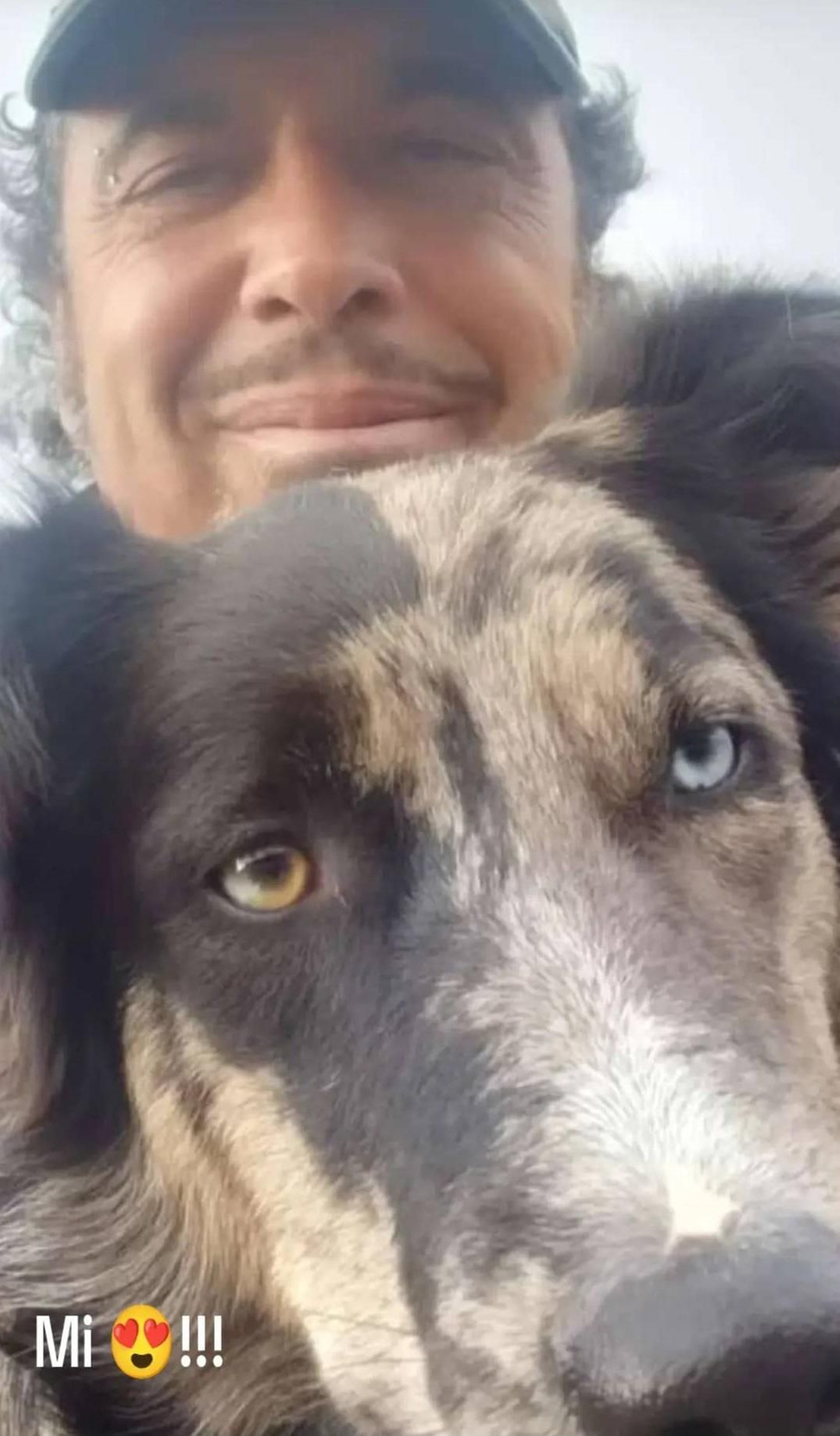 Francisco Jesús Corona con su perra 'Candela', la niña de sus ojos.