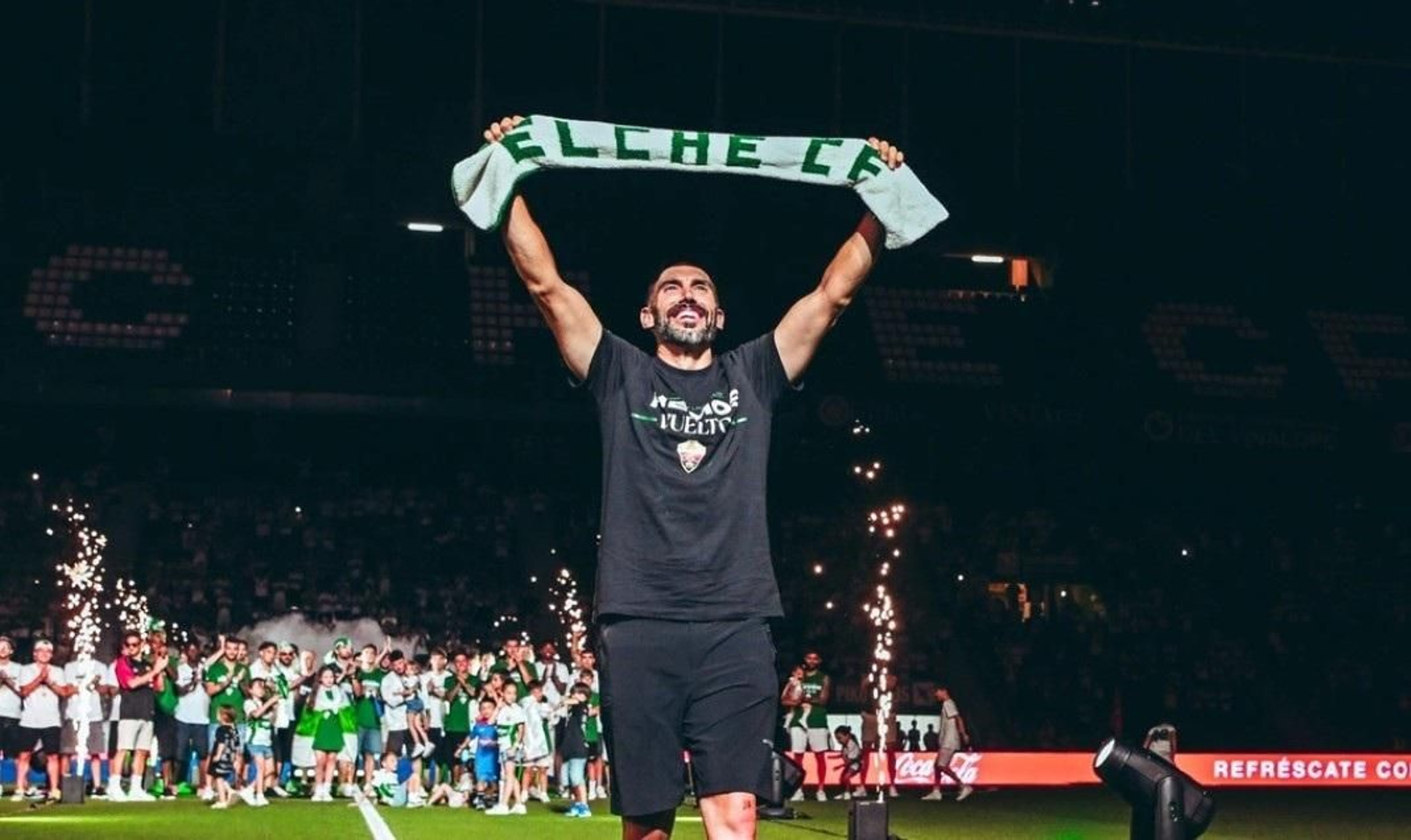 Eder Sarabia levanta una bufanda del Elche el día del ascenso.