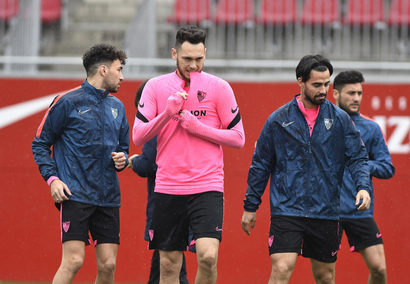 Ocampos, junto a Munir y Suso en la sesión de ayer.