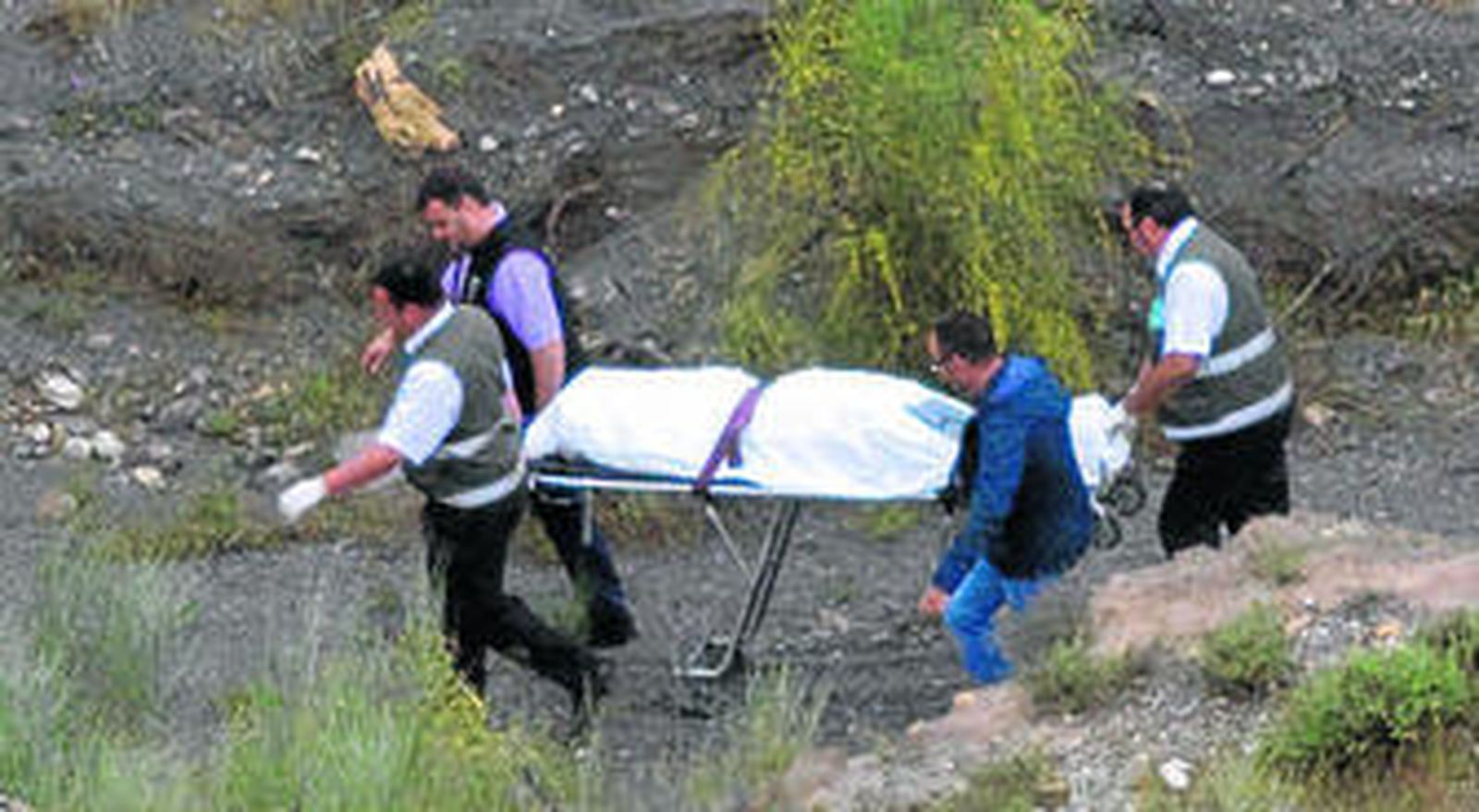 Traslado del cadáver de Rosa, encontrado pocos minutos antes a más de 50 kilómetros del lugar donde desapareció.