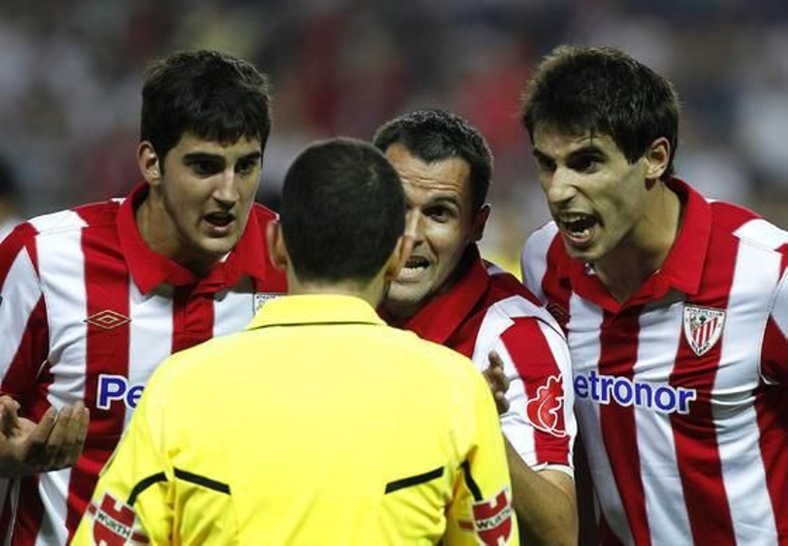Los jugadores del Athletic protestan el segundo penalti pitado a favor del Sevilla. / Antonio Pizarro