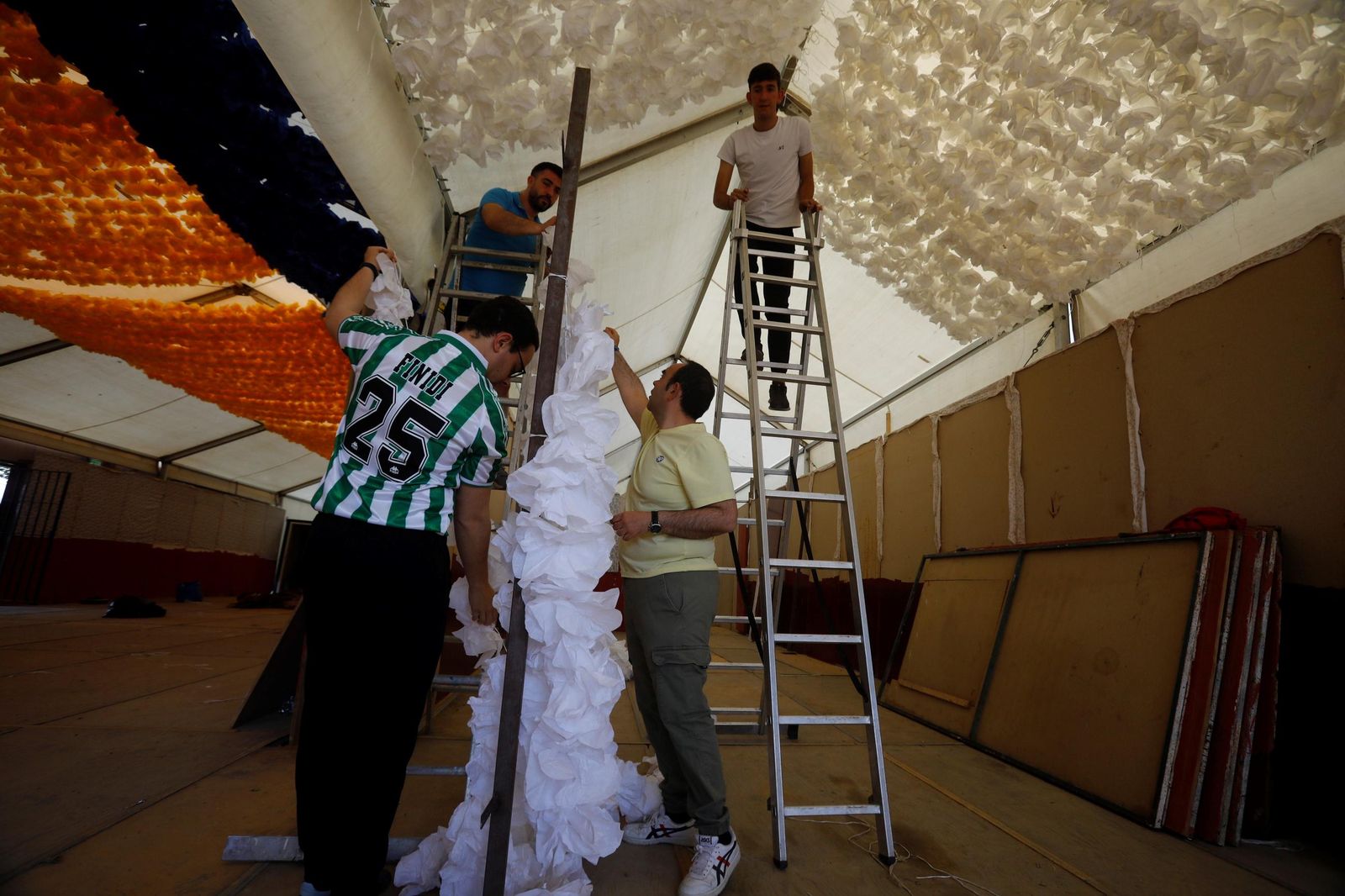 Los preparativos de las casetas de la Feria de Córdoba, en imágenes