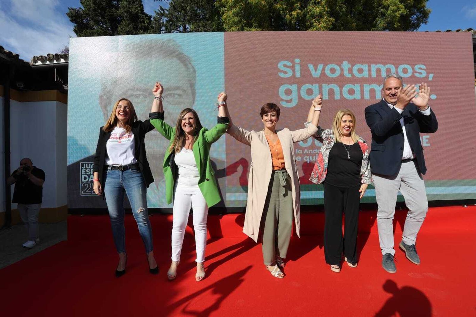 La portavoz del Gobierno central, junto a la alcaldesa y la presidenta de Diputación, en el arranque del PSOE.