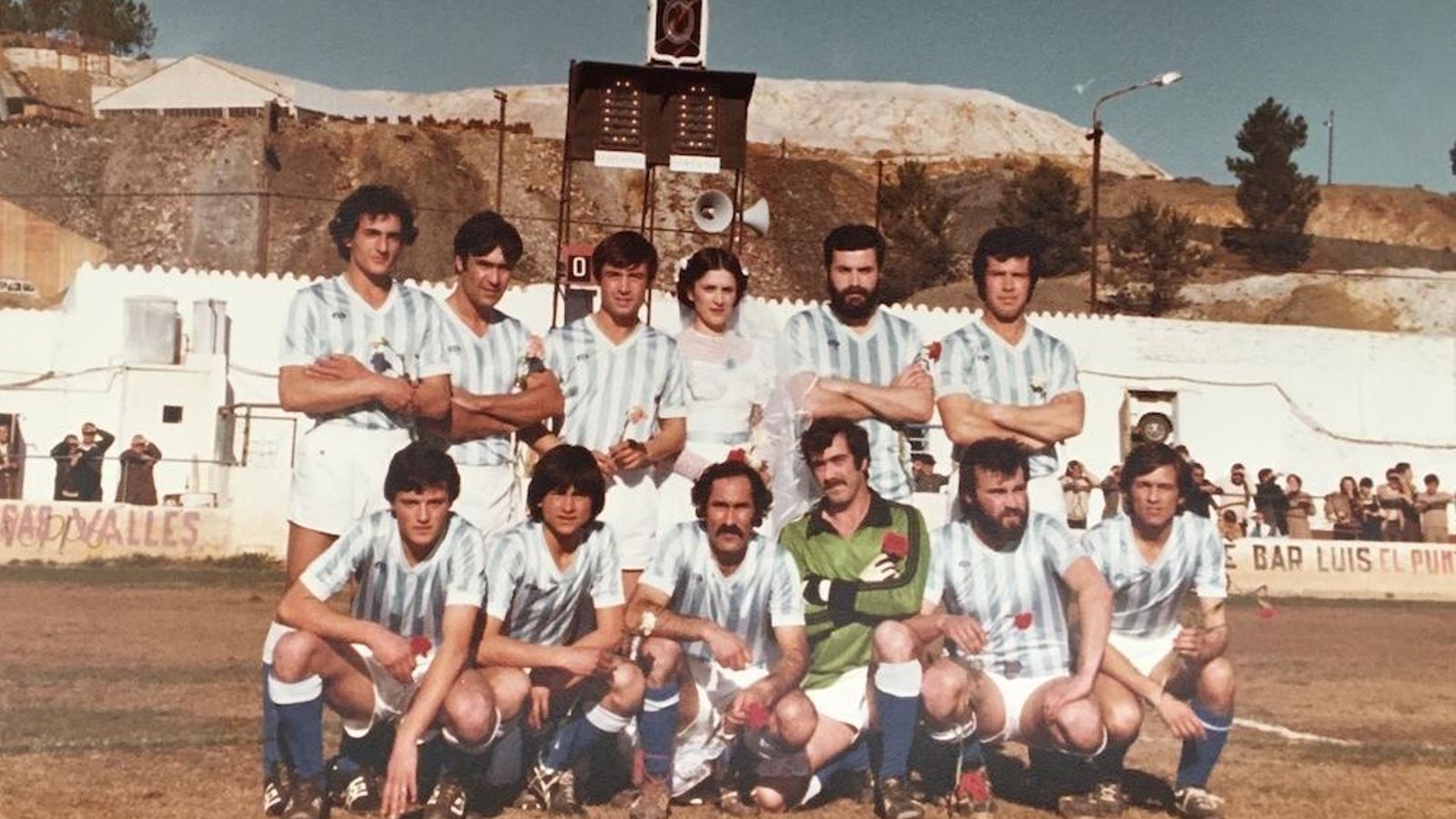 Antonio Muñiz con el Nerva CF y su mujer vestida del novia el día de su casamiento