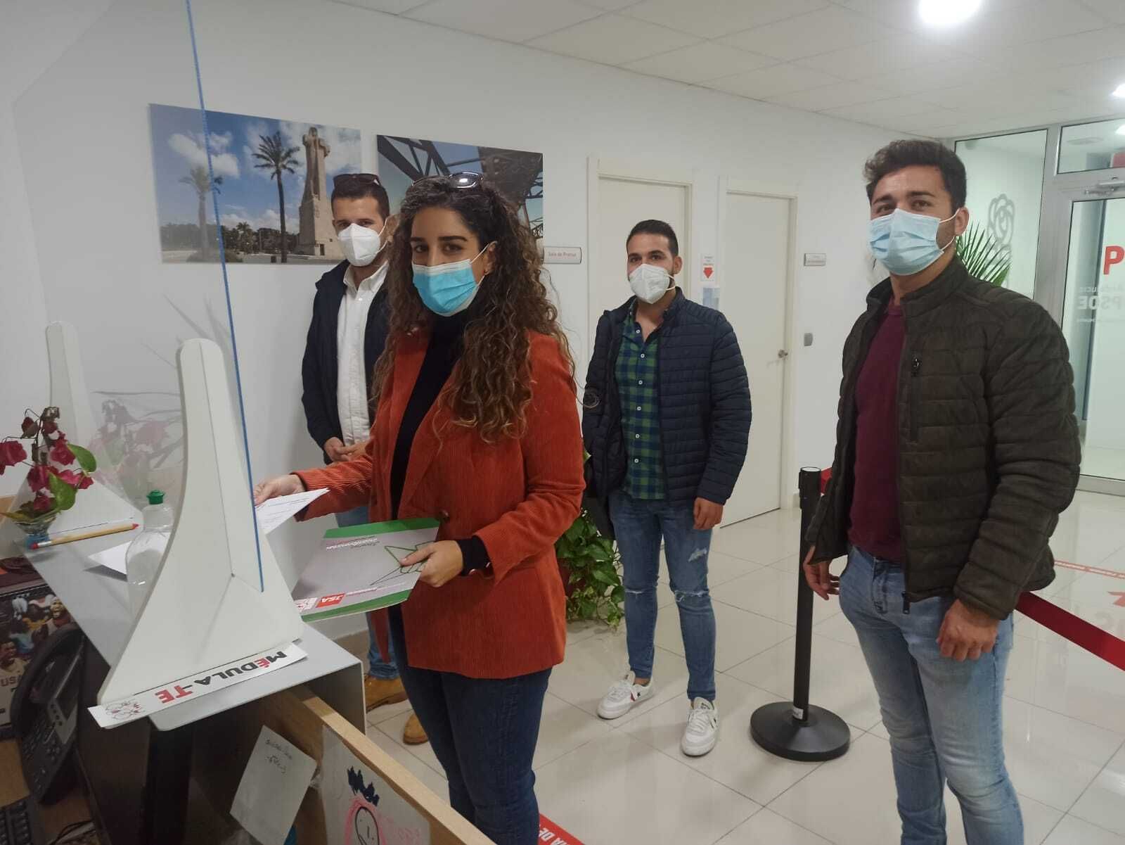 Las JSA de Huelva entregan una resolución en la sede provincial.