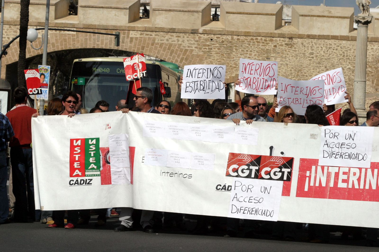 Manifestación de profesores interinos por las Puertas de Tierra en 2005.