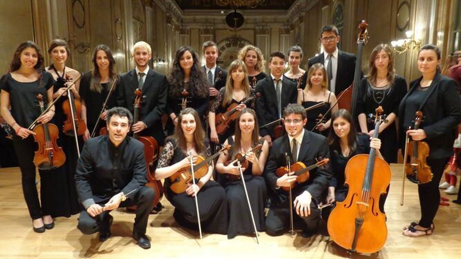 Miembros de la Orquesta Promúsica con Javier Claudio.