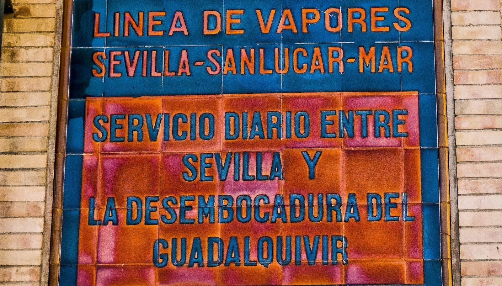 Azulejo sobre la linea de vapores.