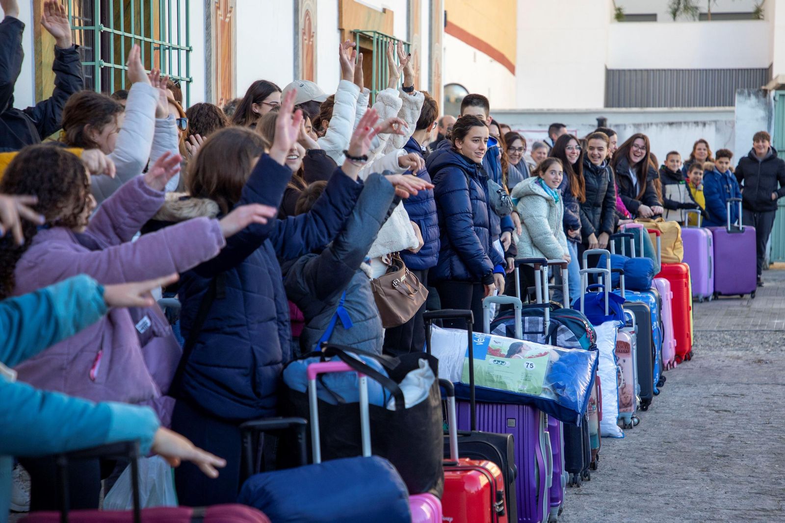 La salida de los niños que participan en los Campamentos de Navidad de la Diputación, en imágenes