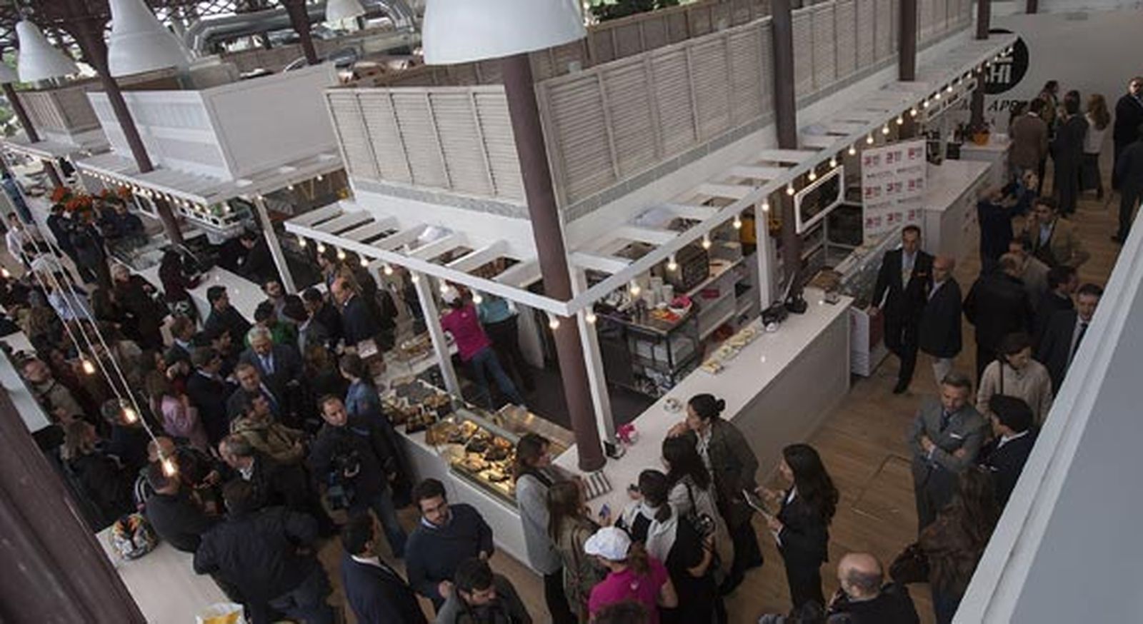Comida tradicional y moderna se mezclan entre hierro y cristal
