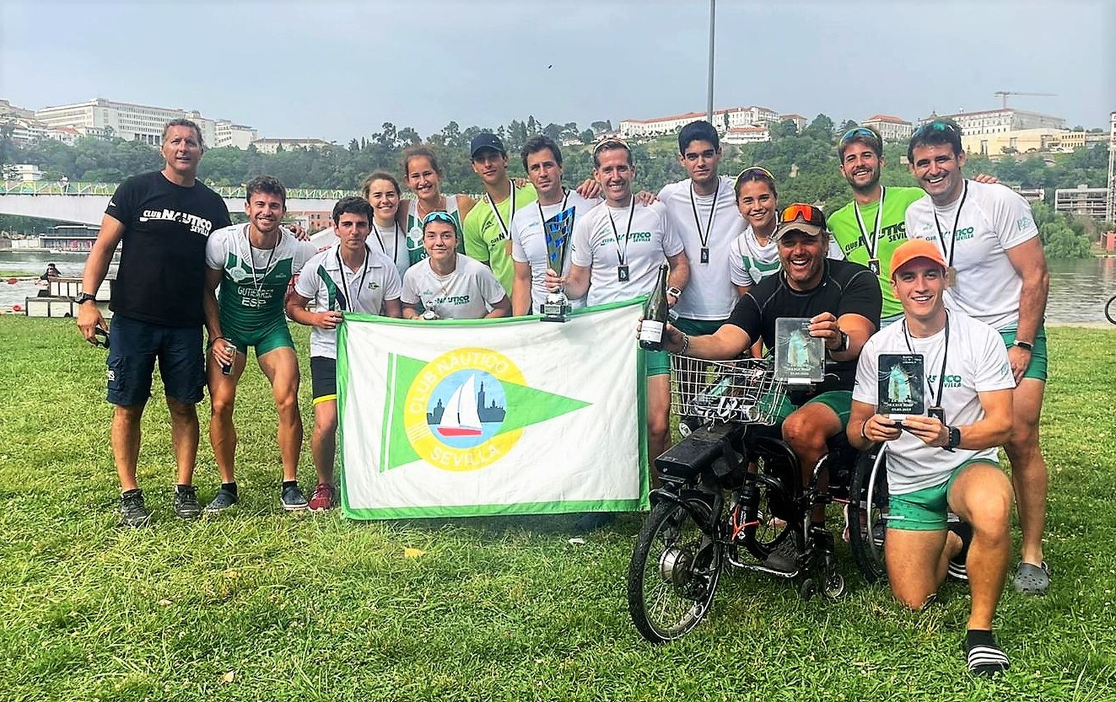 El quipo del Club Náutico Sevilla celebrando las medallas conseguidas.