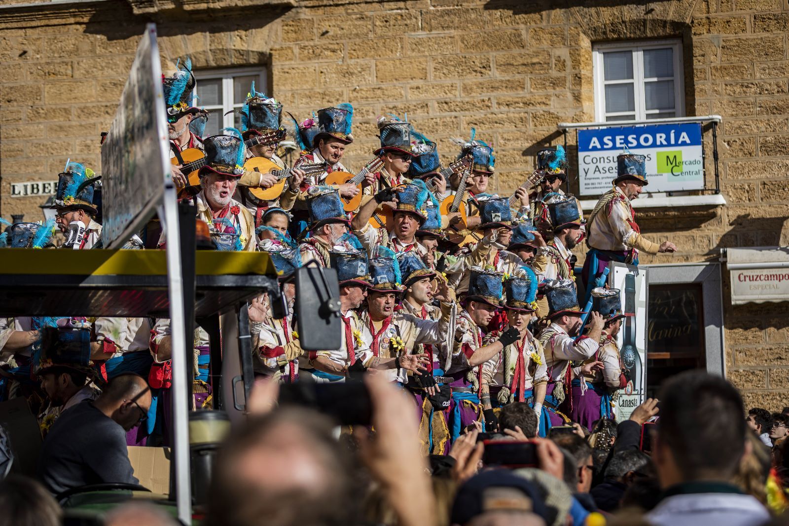 Las imágenes del Domingo de Piñata del Carnaval de Cádiz 2023.