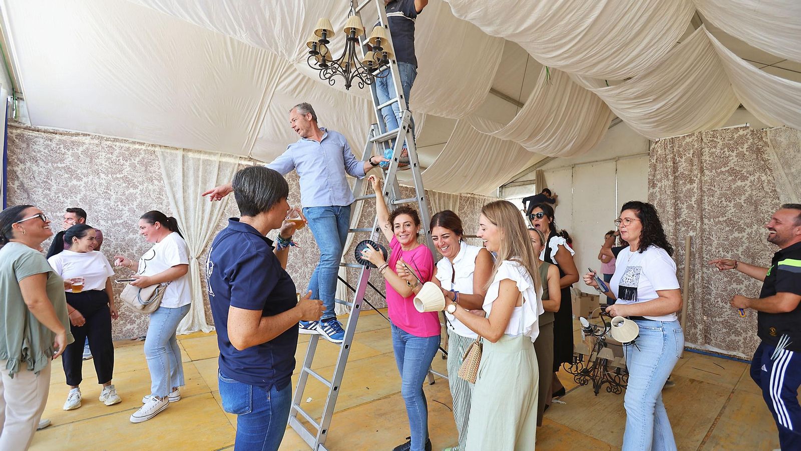 Preparativos en las casetas del recinto. Preparativos en las casetas del recinto.