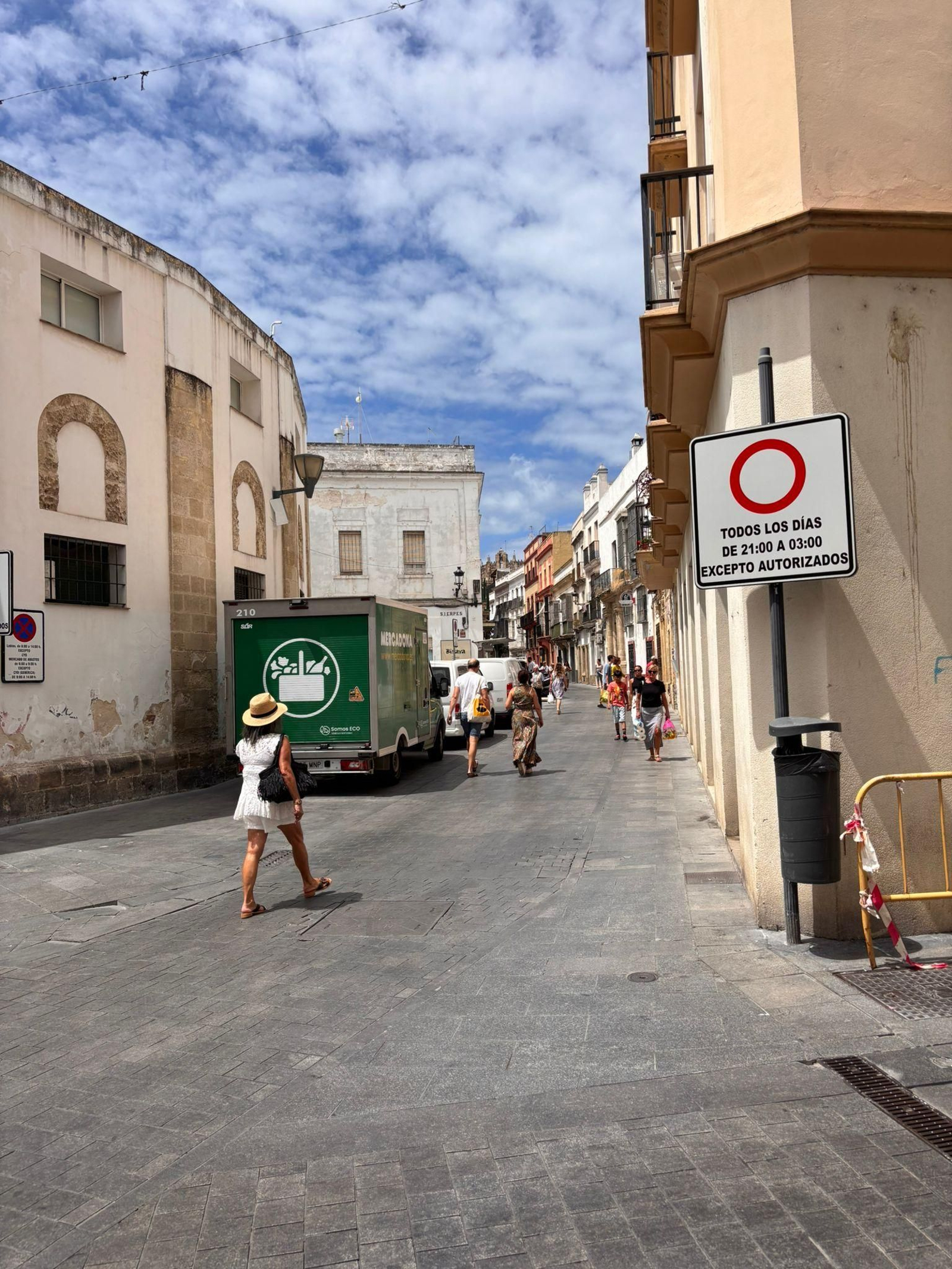 Imagen de la nueva señal, instalada en la esquina de Vicario con Ganado, que regula la nueva prohibición.
