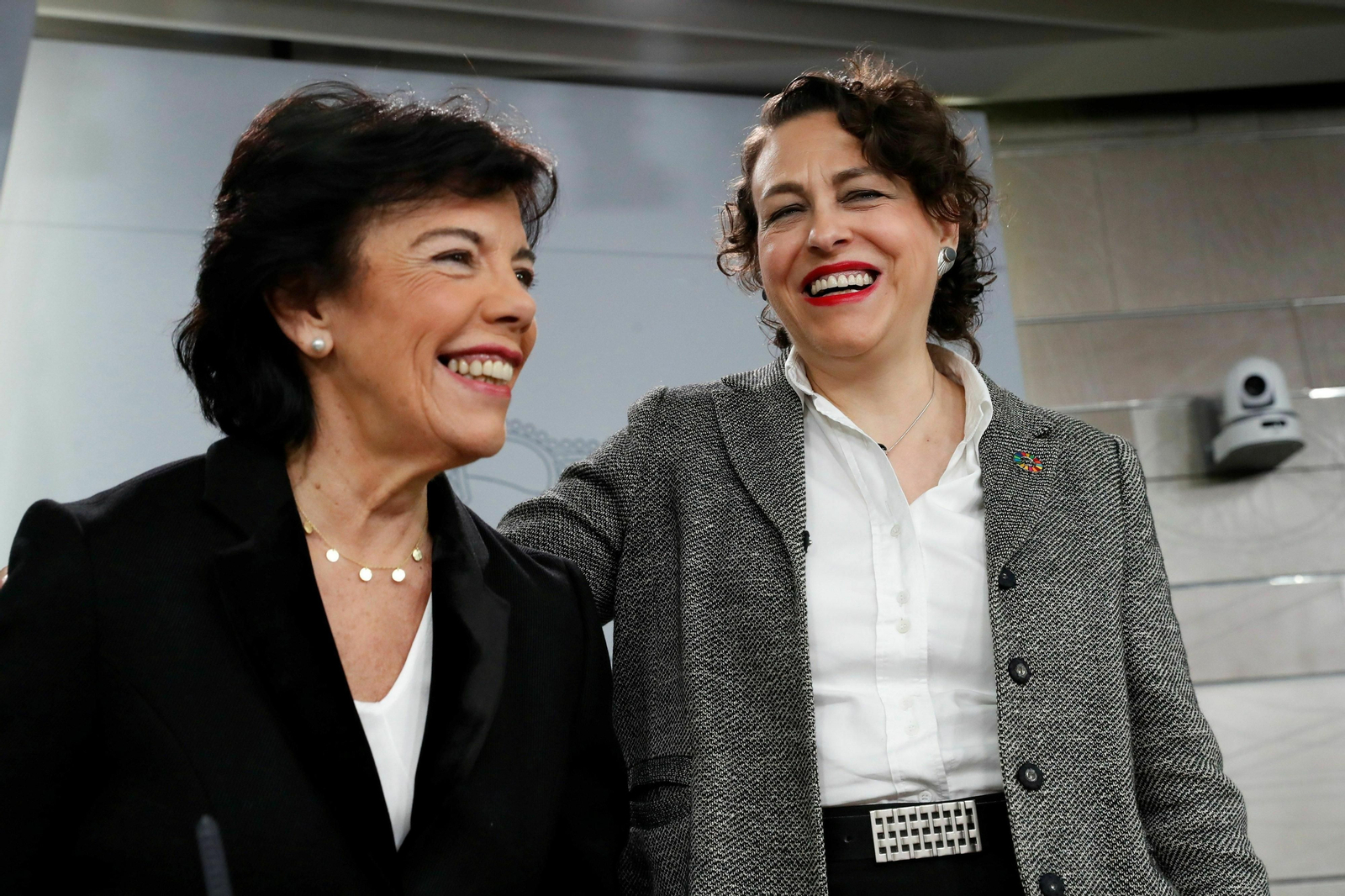 La portavoz del Gobierno, Isabel Celáa, y la ministra de Trabajo, Migraciones y Seguridad Social, Magdalena Valerio.