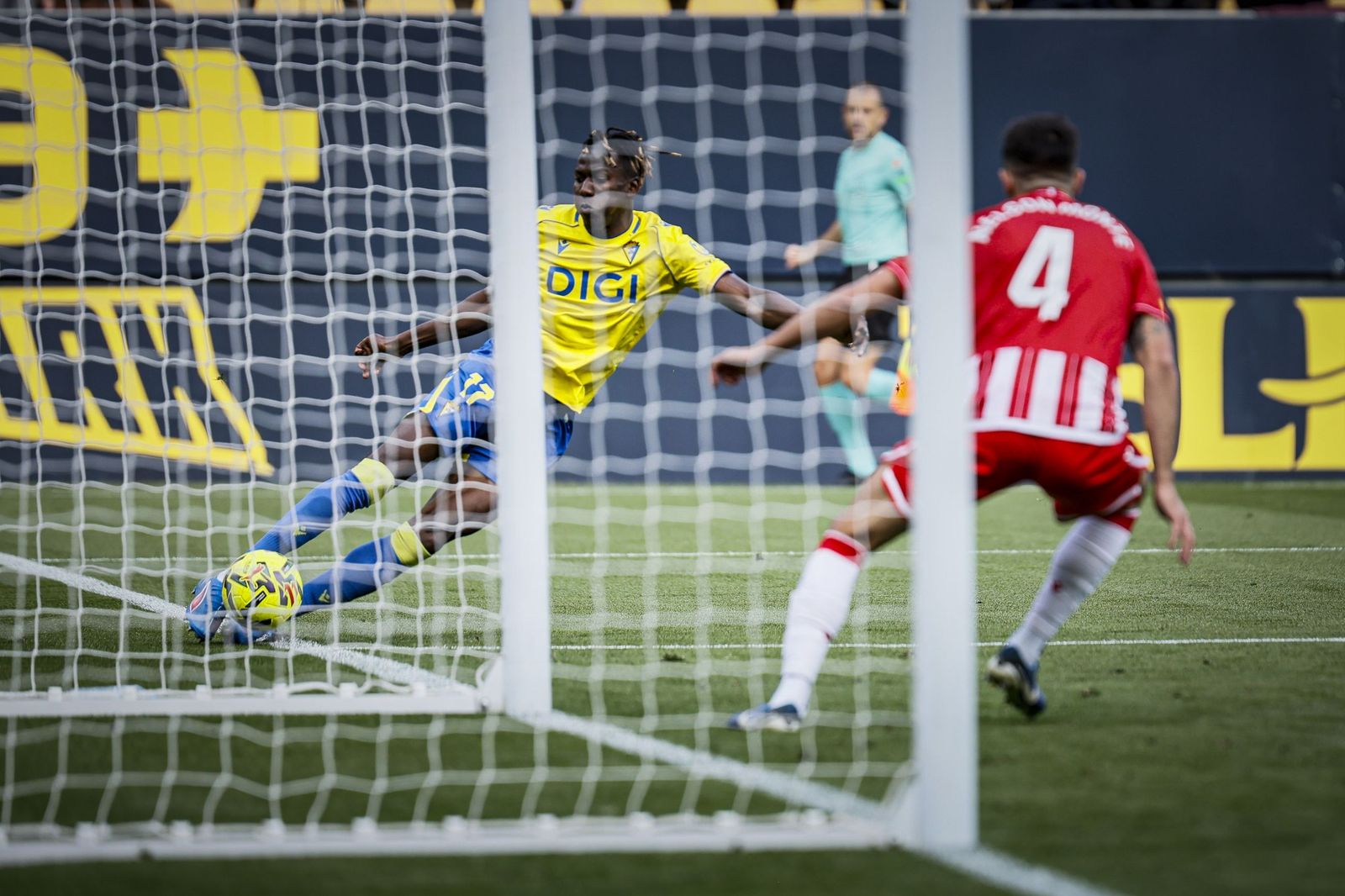 Búscate entre las imágenes del partido de fútbol Cádiz CF - UD Almería