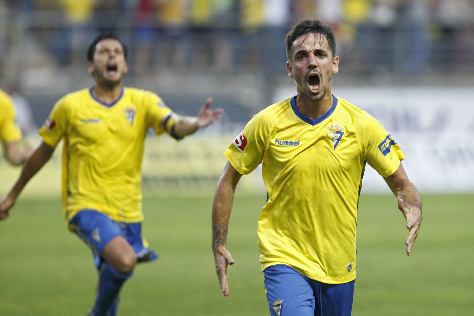 Carlos Calvo celebra su gol de falta frente al Hércules en la eliminatoria de ascenso a Segunda.