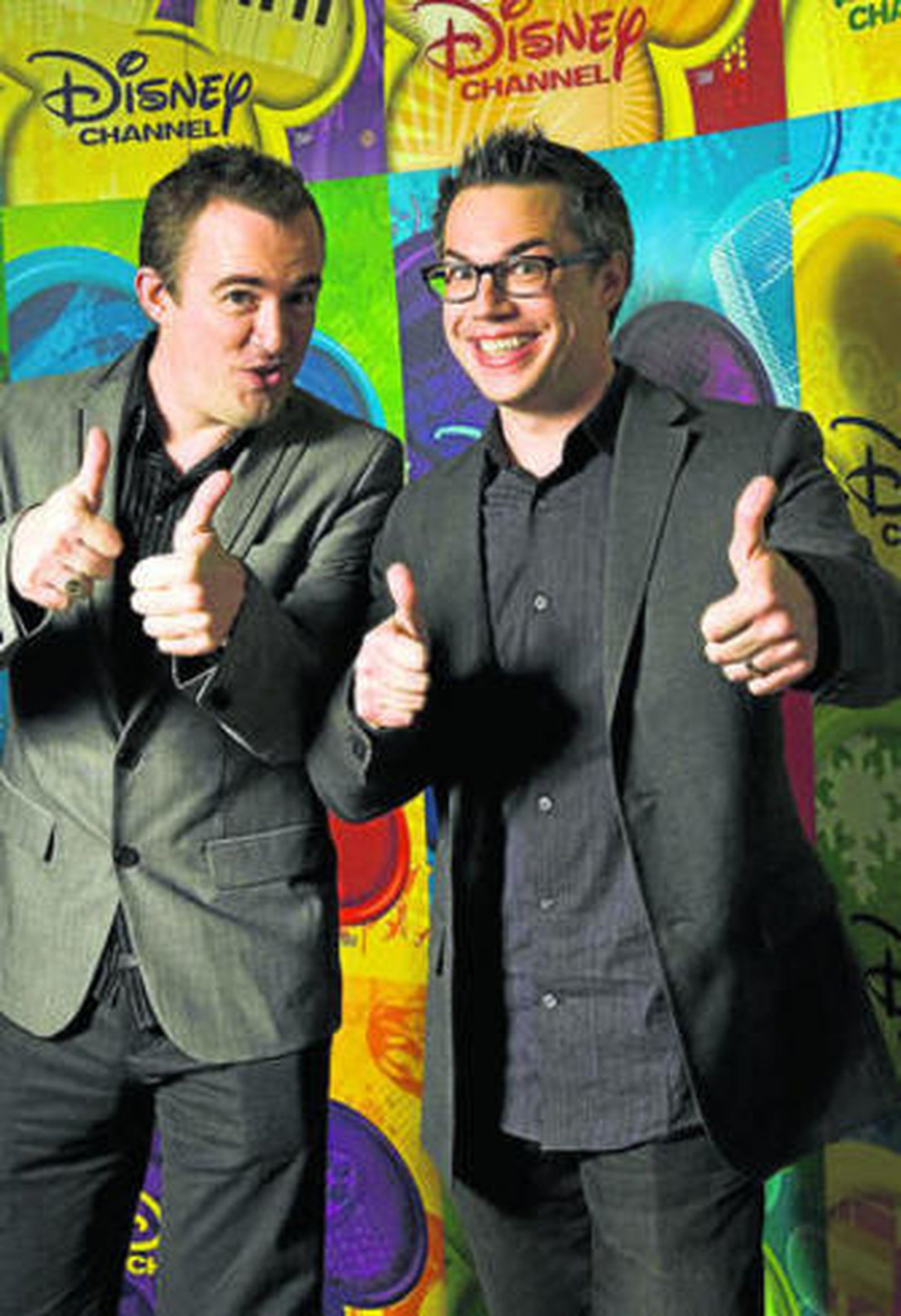 Noah y Maxwell. Alrededor, sus criaturas animadas de acuario.