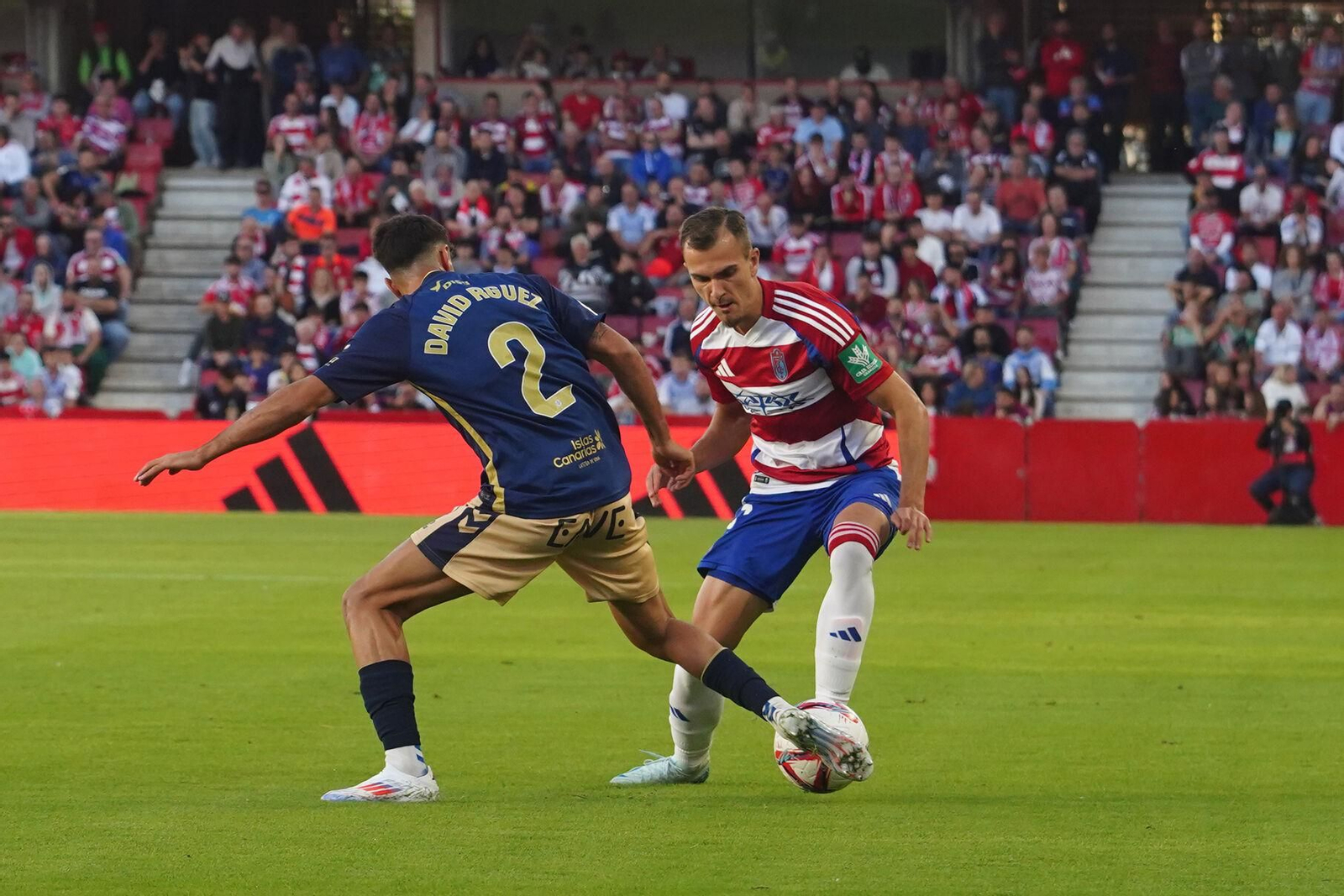 Brau trata de superar a un jugador del Tenerife durante el partido