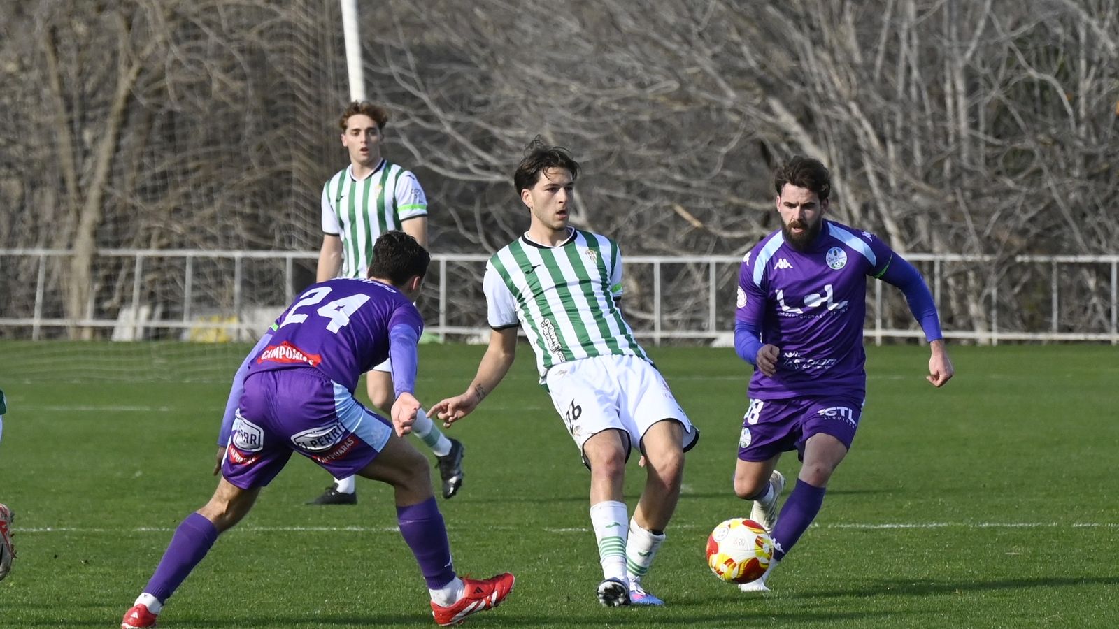 El blanquiverde Borja es presionado por los celestes Alberto García y Álvaro Tole.