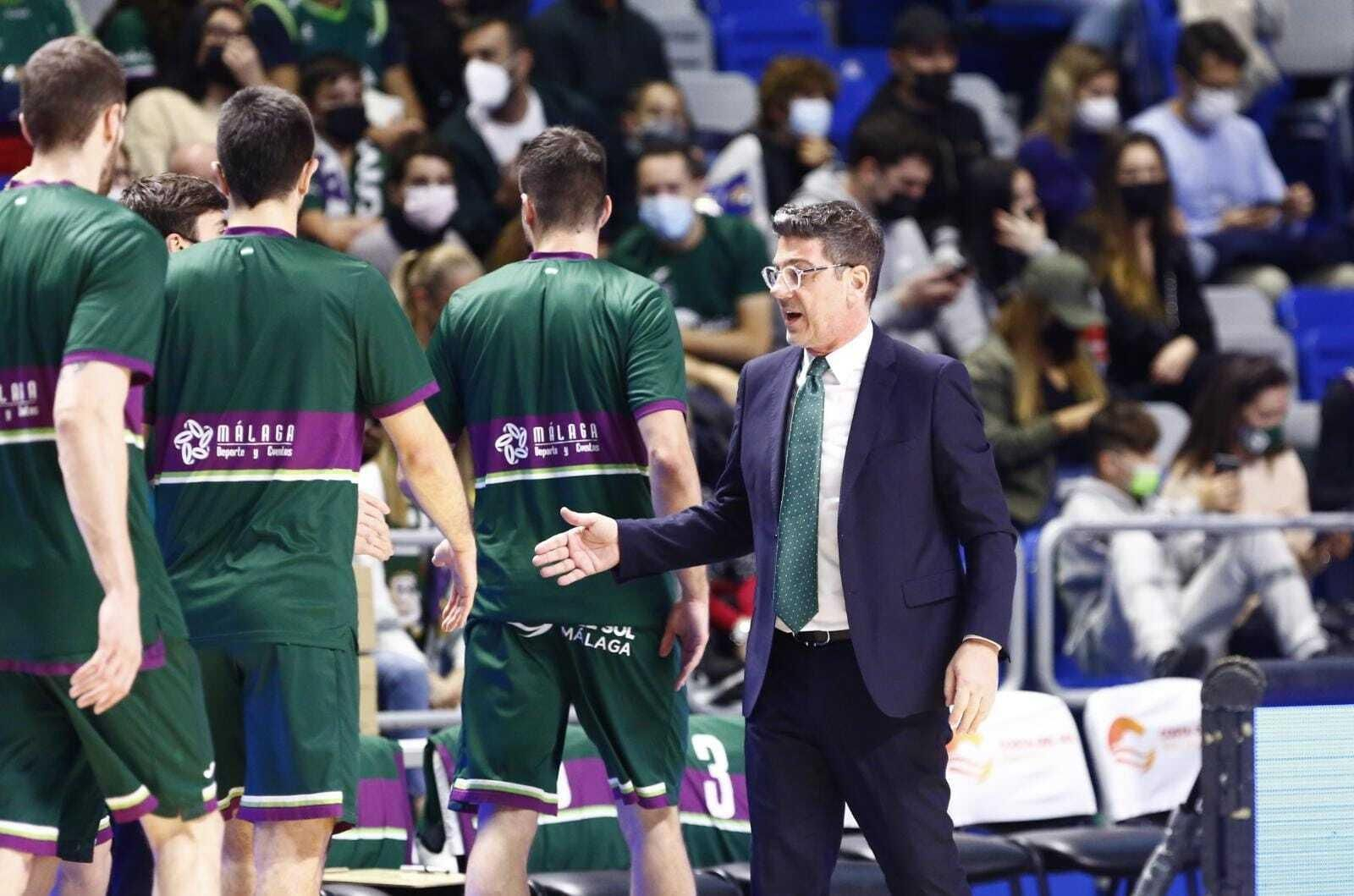 Fotis Katsikaris saluda a varios jugadores del Unicaja.