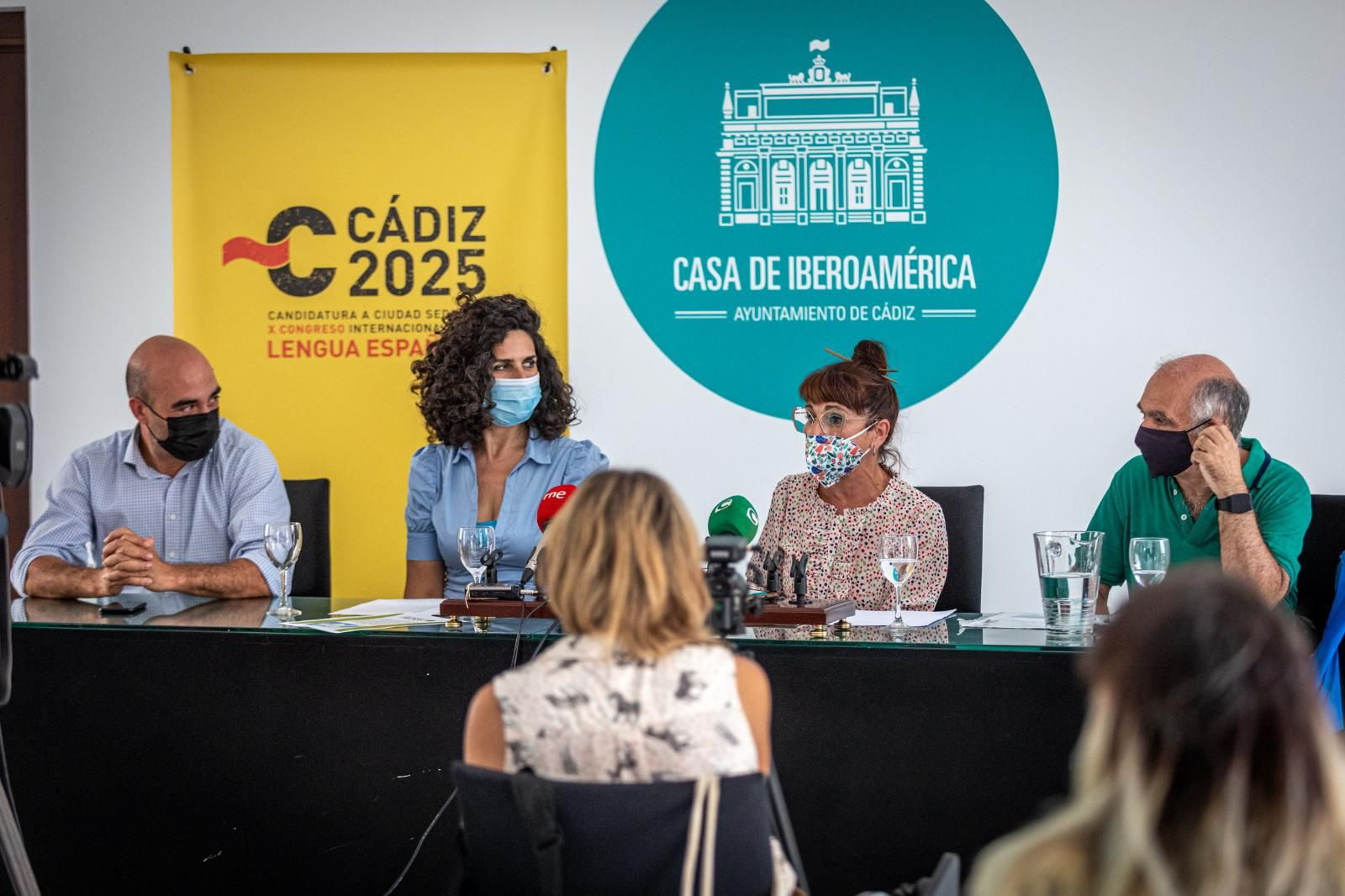 La concejala Monte Mures en la rueda de prensa, flanqueada por Juan Antonio Vila y Lorena Mejías, junto a la que se sienta Jaime Ruiz.