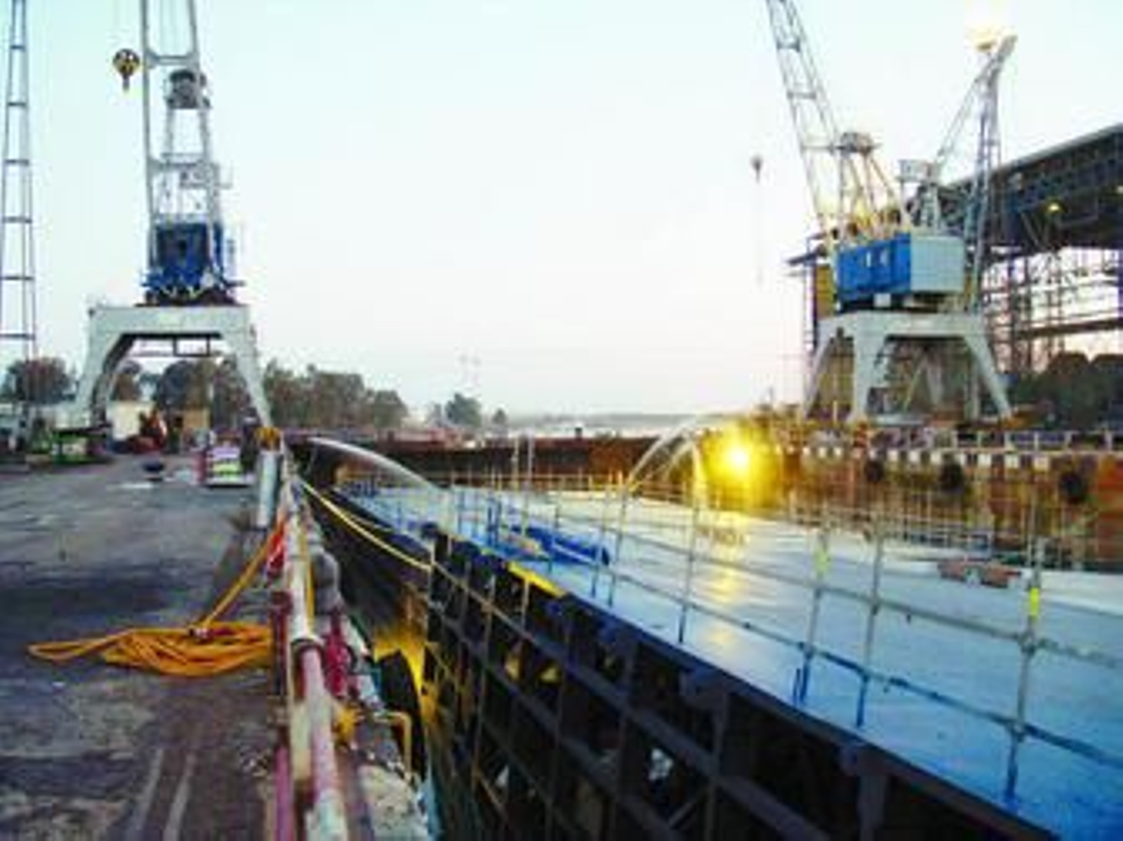 Construcción de la puerta de la esclusa del Puerto de Sevilla en el astillero hispalense, en enero de este año.