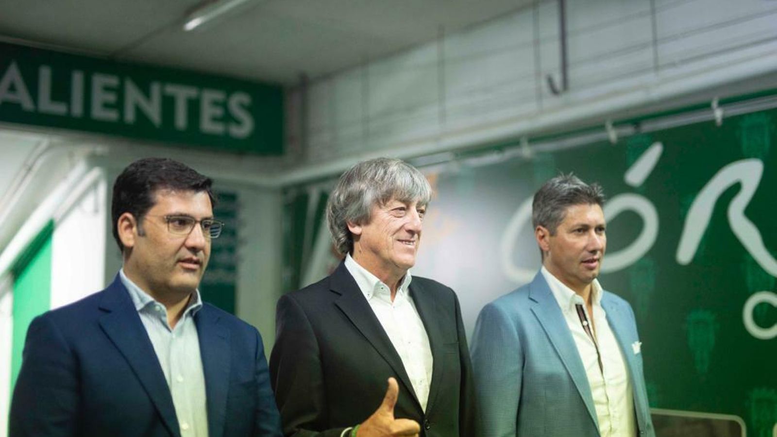 León, Martín y Serrano posan en el túnel de vestuarios de El Arcángel.