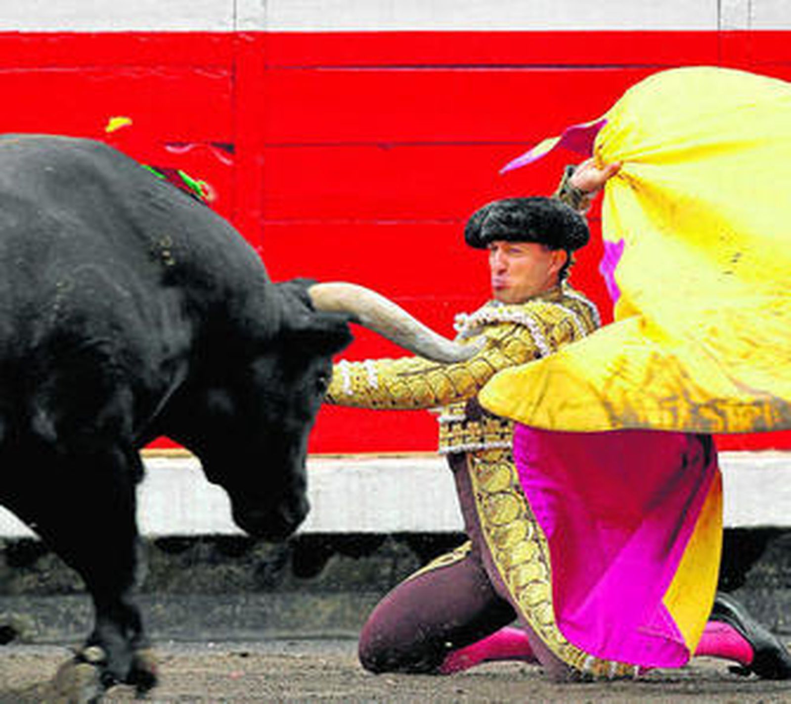 Rafael Rubio 'Rafaelillo', en una larga cambiada de rodillas, se alzó como triunfador en Mont de Marsan.
