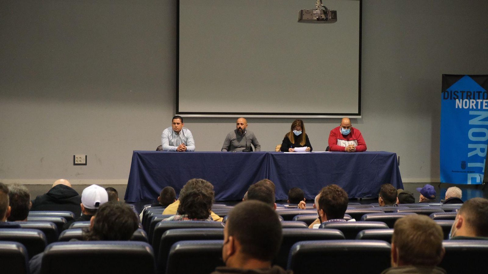 Un momento de la asamblea celebrada en el Centro Cívico Rosa Roige.