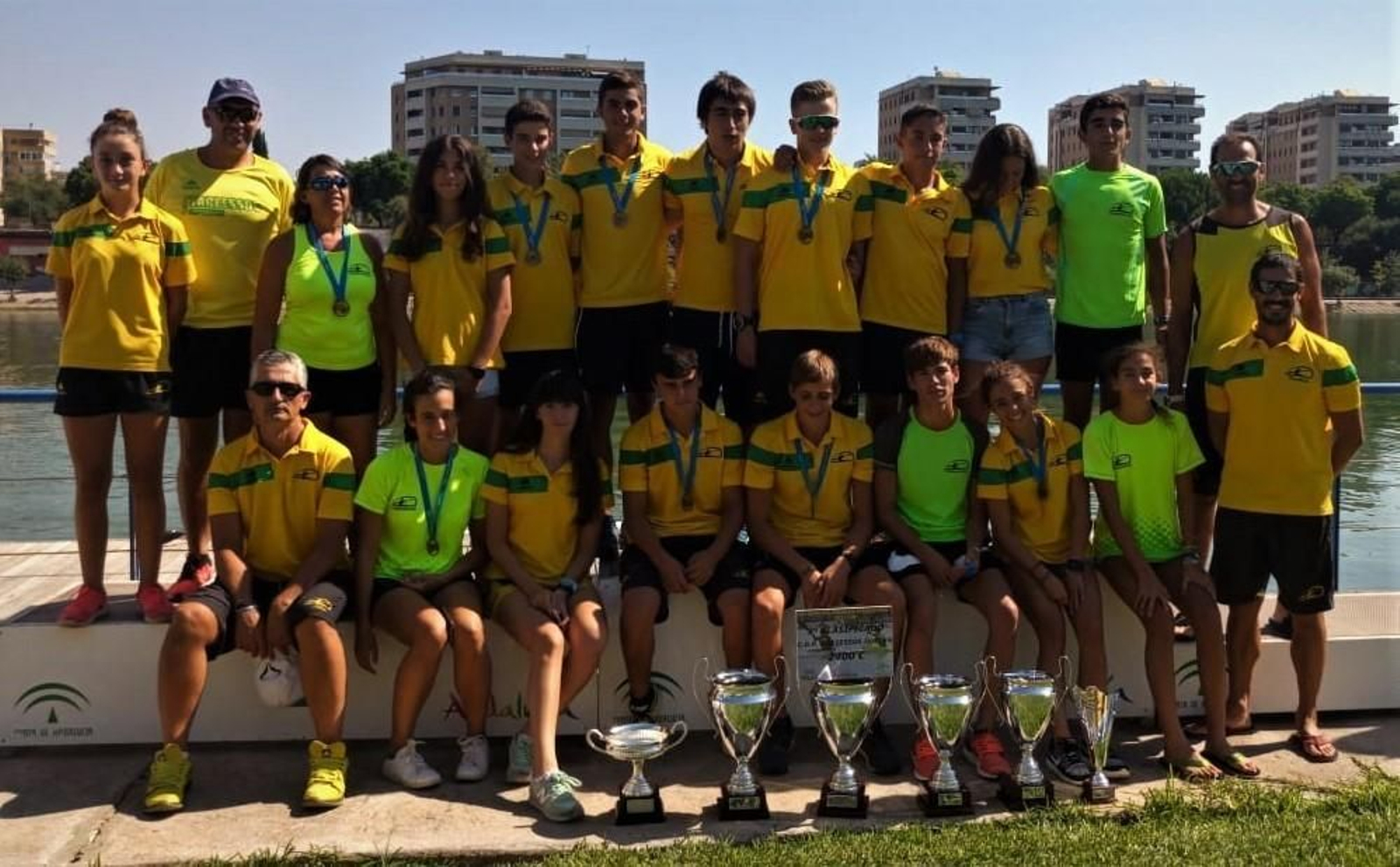Foto de familia de los componentes del Club Piragüismo Tartessos Huelva en la Copa de Andalucía de Ríos y Travesías de Barcos Combinados.