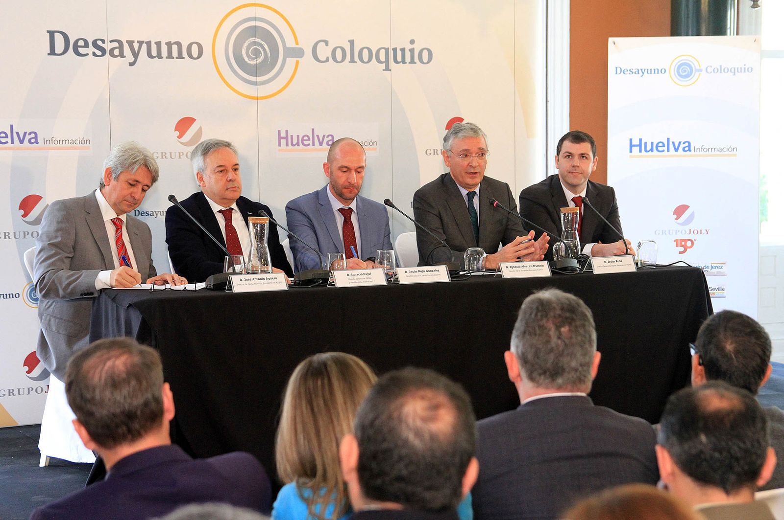 José Antonio Agüera, director de Cepsa Huelva y presidente de Aiqbe; Ignacio Pujol, director general de Decal y presidente de HuelvaPort; Jesús Rojo González, director Zona Sur Sando Construcciones; Ignacio Álvarez-Ossorio, director del Puerto de Huelva y Javier Peña, director general de Impala Terminals en Huelva, durante su intervención en la Casa Colón.
