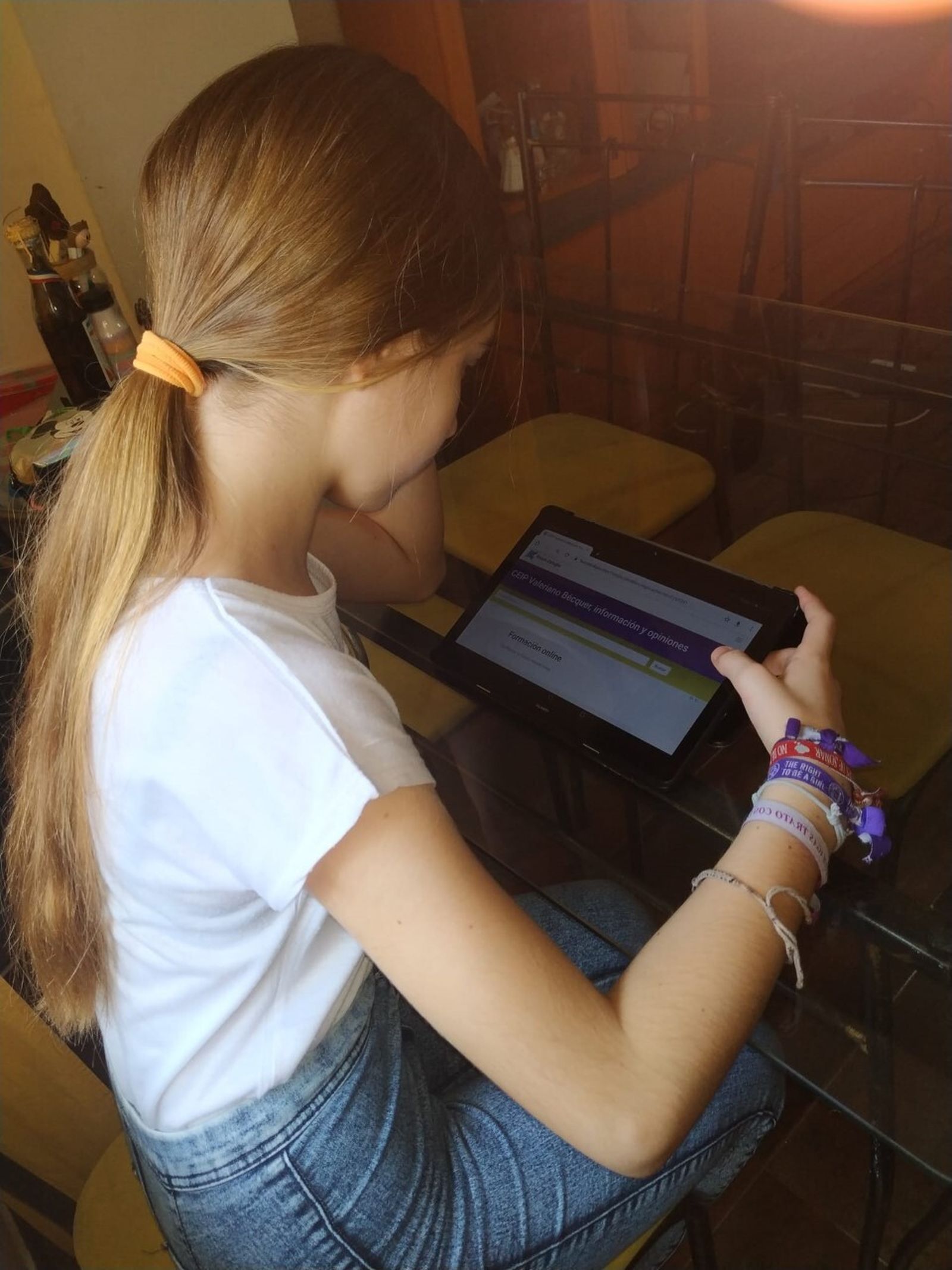 Una alumna del Valeriano Bécquer sigue las clases a través de la 'tablet'.