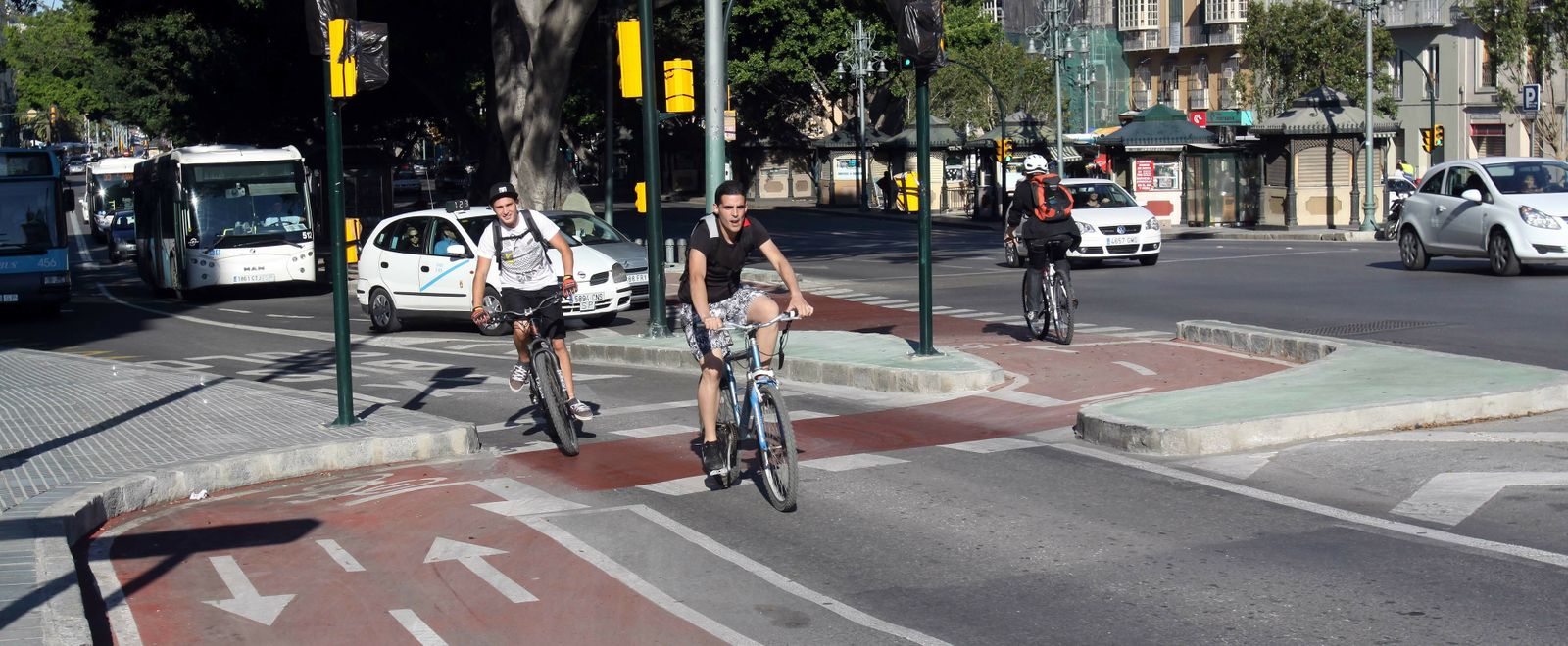 Unos ciclistas transitan por uno de los carriles bicis de la ciudad.