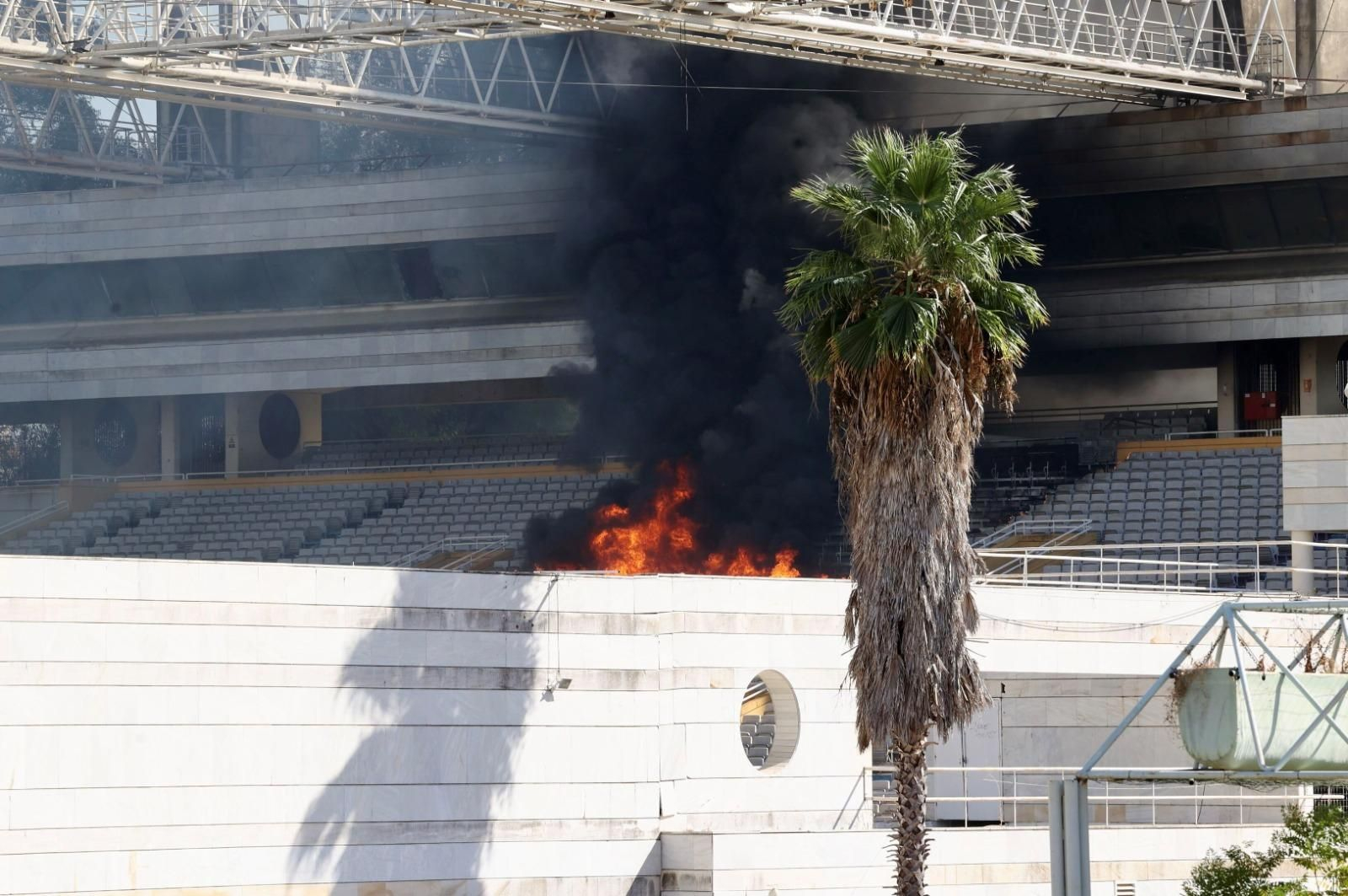 Las imágenes del incendio del auditorio Rocío Jurado