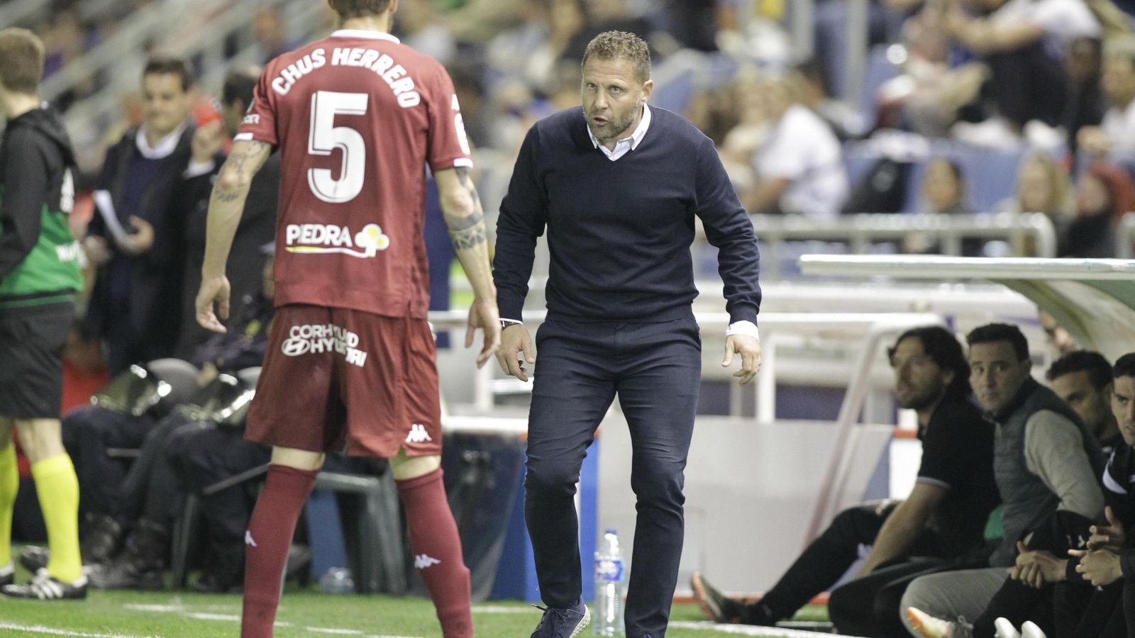 Curro Torres se dirige a Chus Herrero, uno de los fichajes del mercado de invierno.