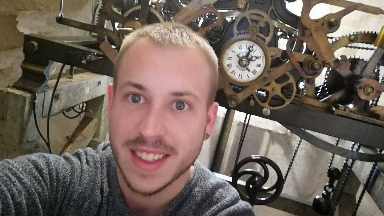 El relojero Francisco José García, con la maquinaria del reloj de la Iglesia Mayor.