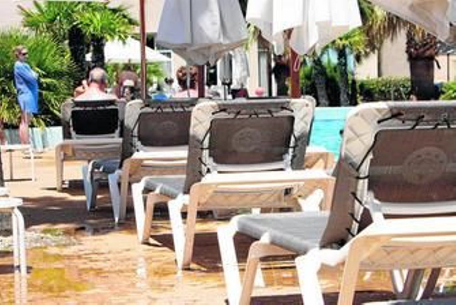 Hamacas vacías en la piscina de uno de los hoteles del Novo Sancti Petri, en Chiclana.