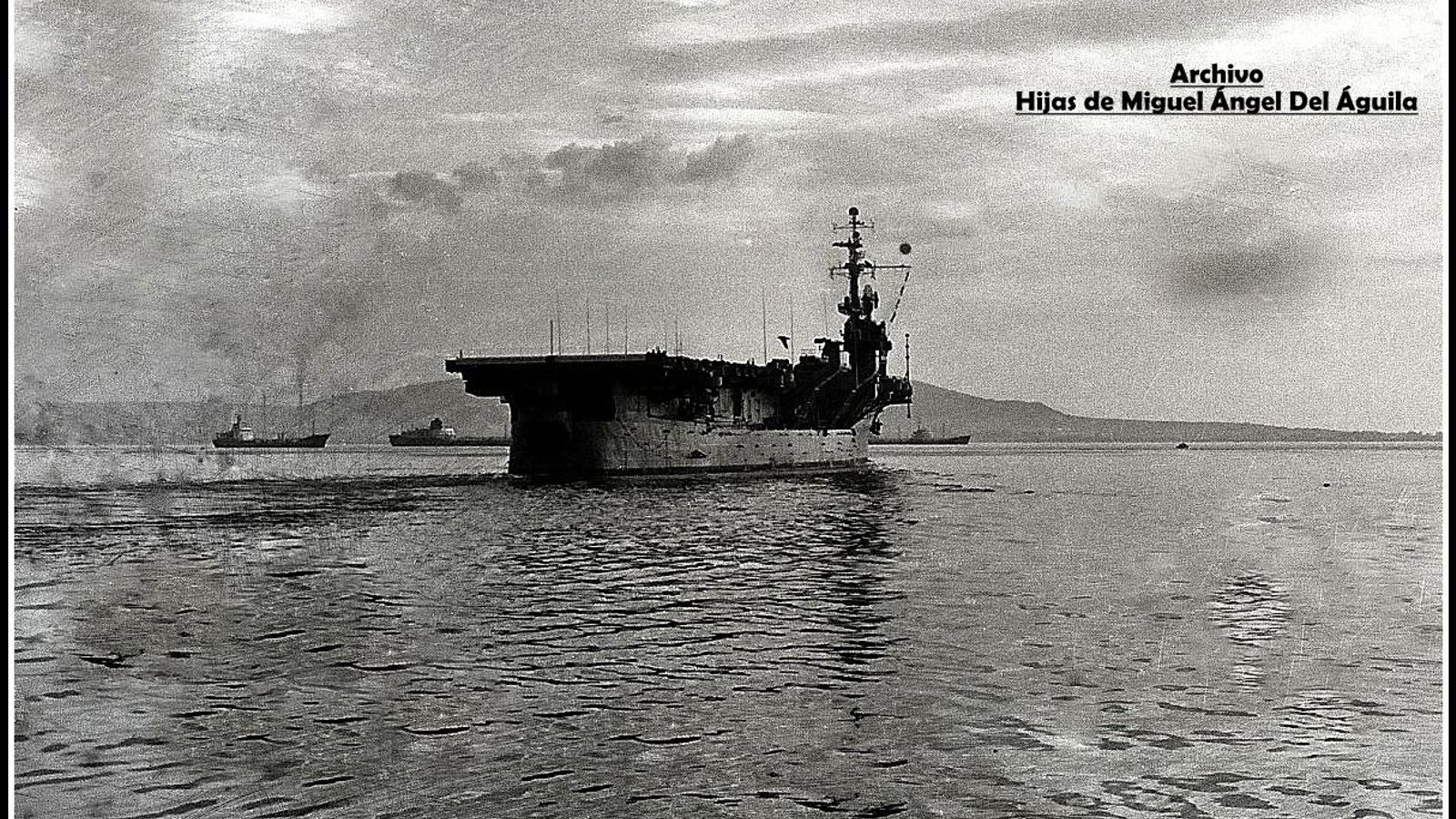 El portaaeronaves ligero 'Dédalo' en la bahía de Algeciras.