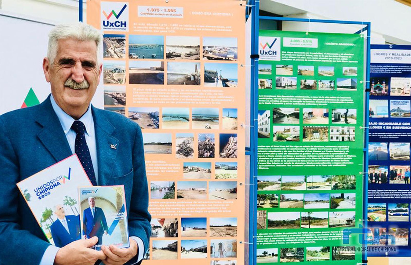 El candidato de Unidos por Chipiona y actual alcalde, Luis Mario Aparcero, mostrando la exposición itinerante de su partido.