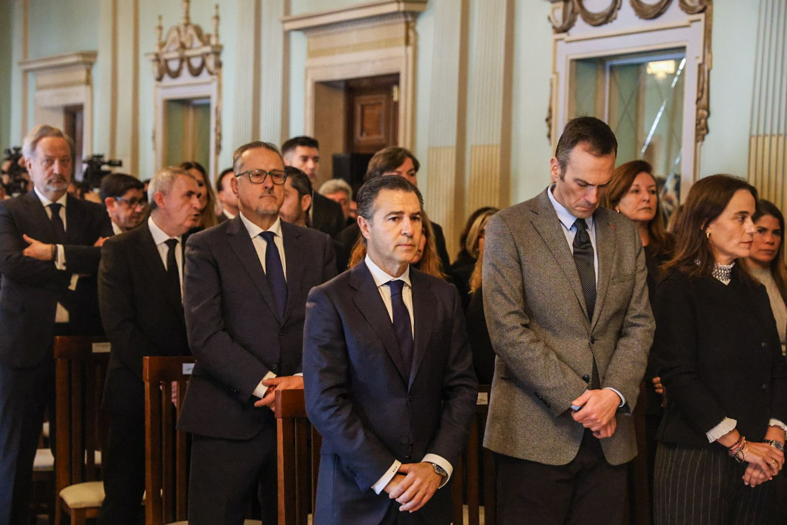 Fotografías del acto de declaración institucional en apoyo a las víctimas del accidente ferroviario de Adamuz y sus familias