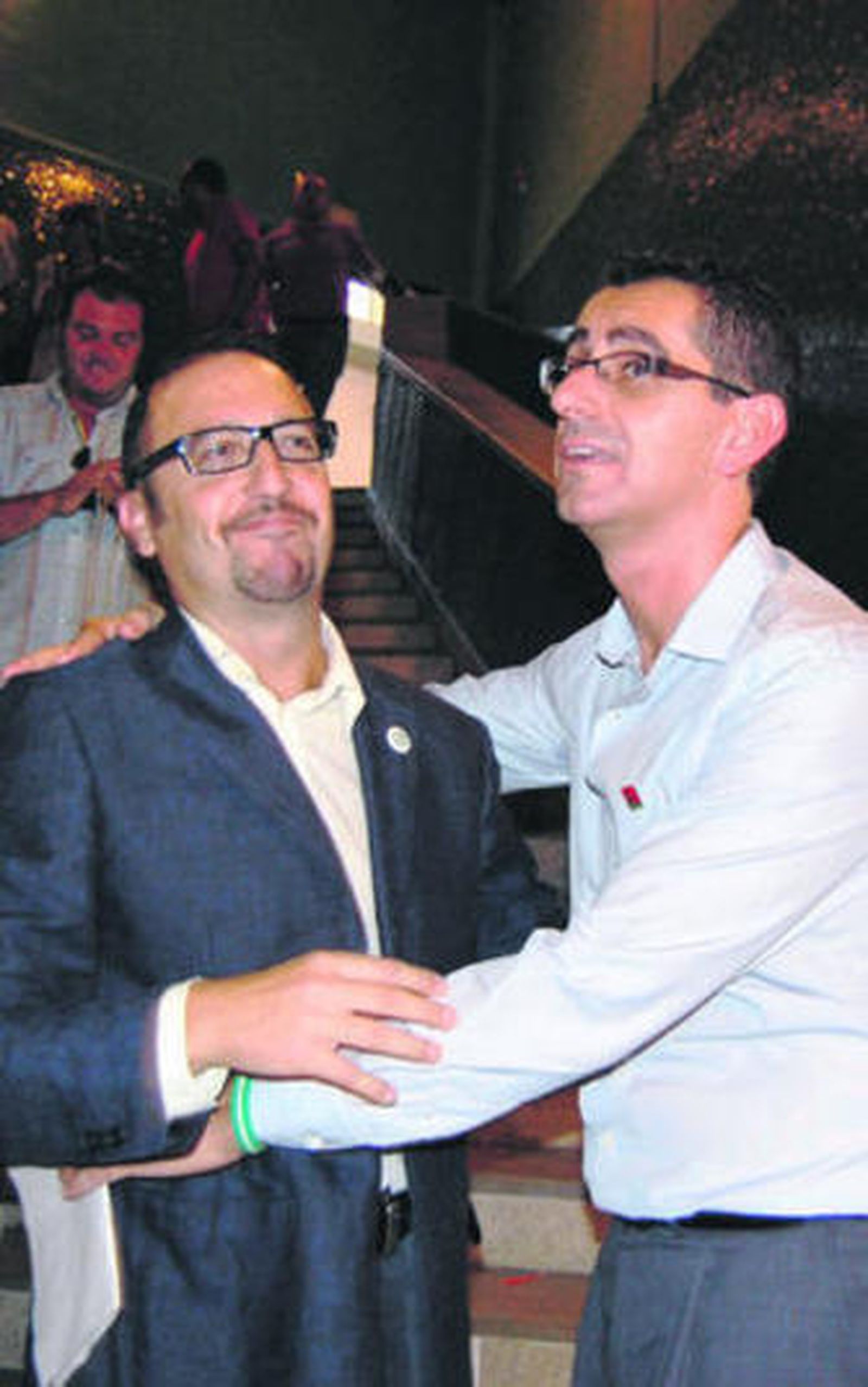 Héctor Lagier (izq.) es felicitado por Miguel Molina tras su victoria.