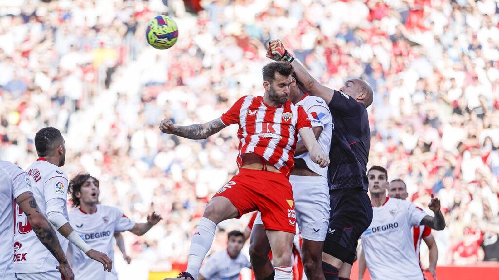 Dmitrovic despeja de puños ante Badé y Baptistao.